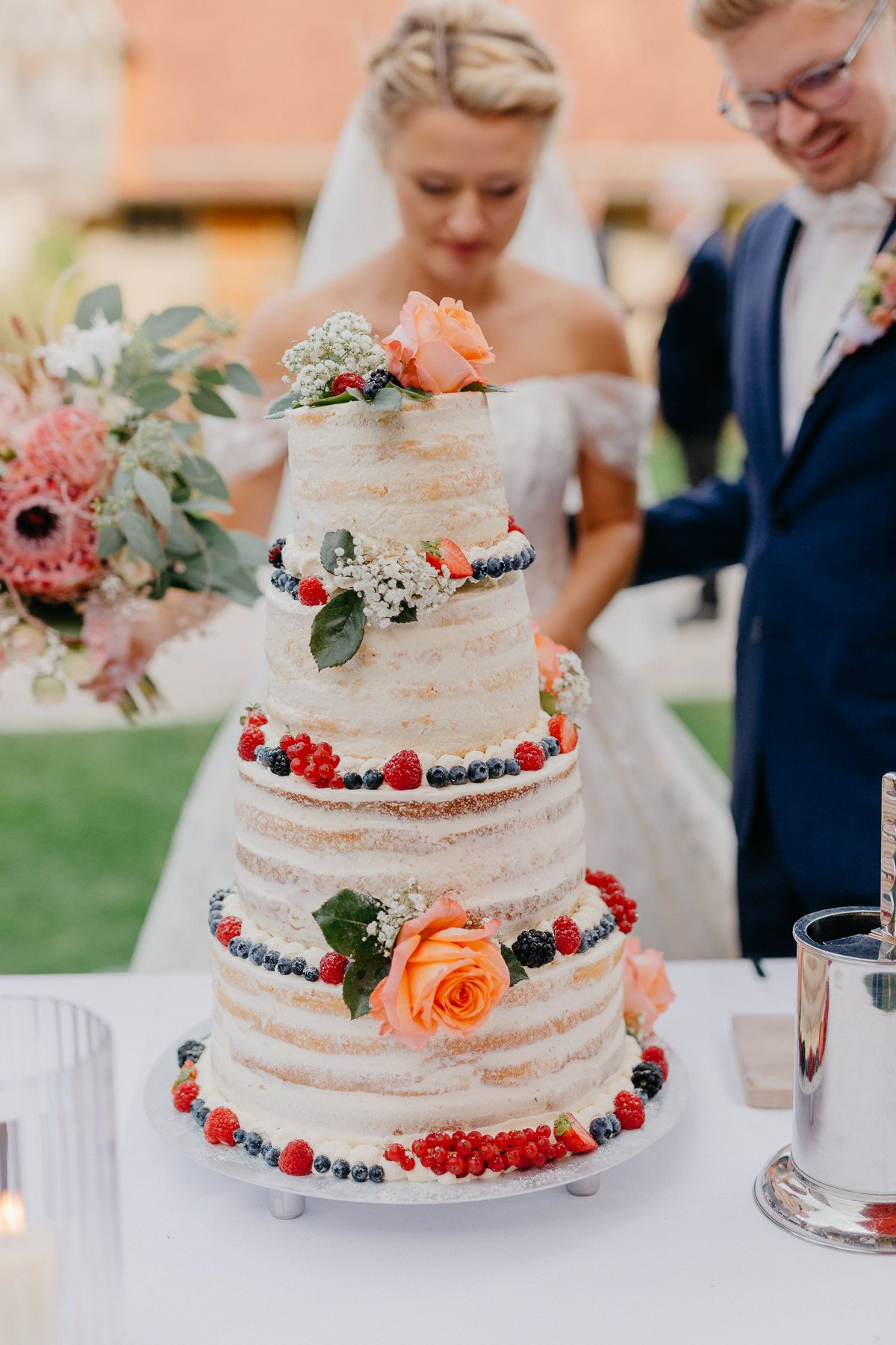 Brautpaar schneidet Hochzeitstorte an
