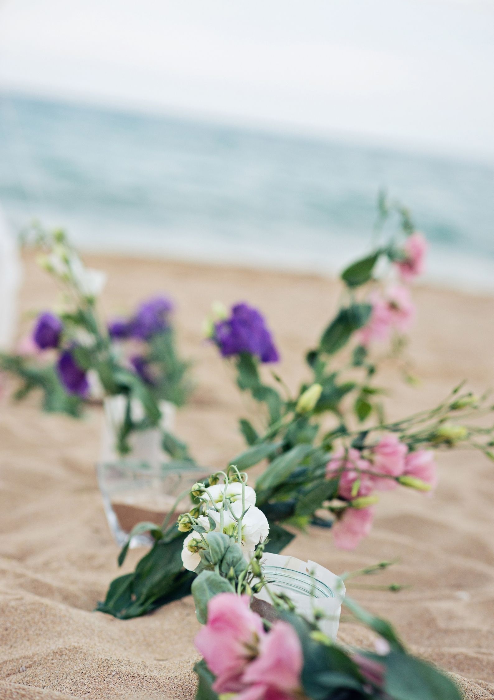 Blumen sind in den Sand eingetaucht