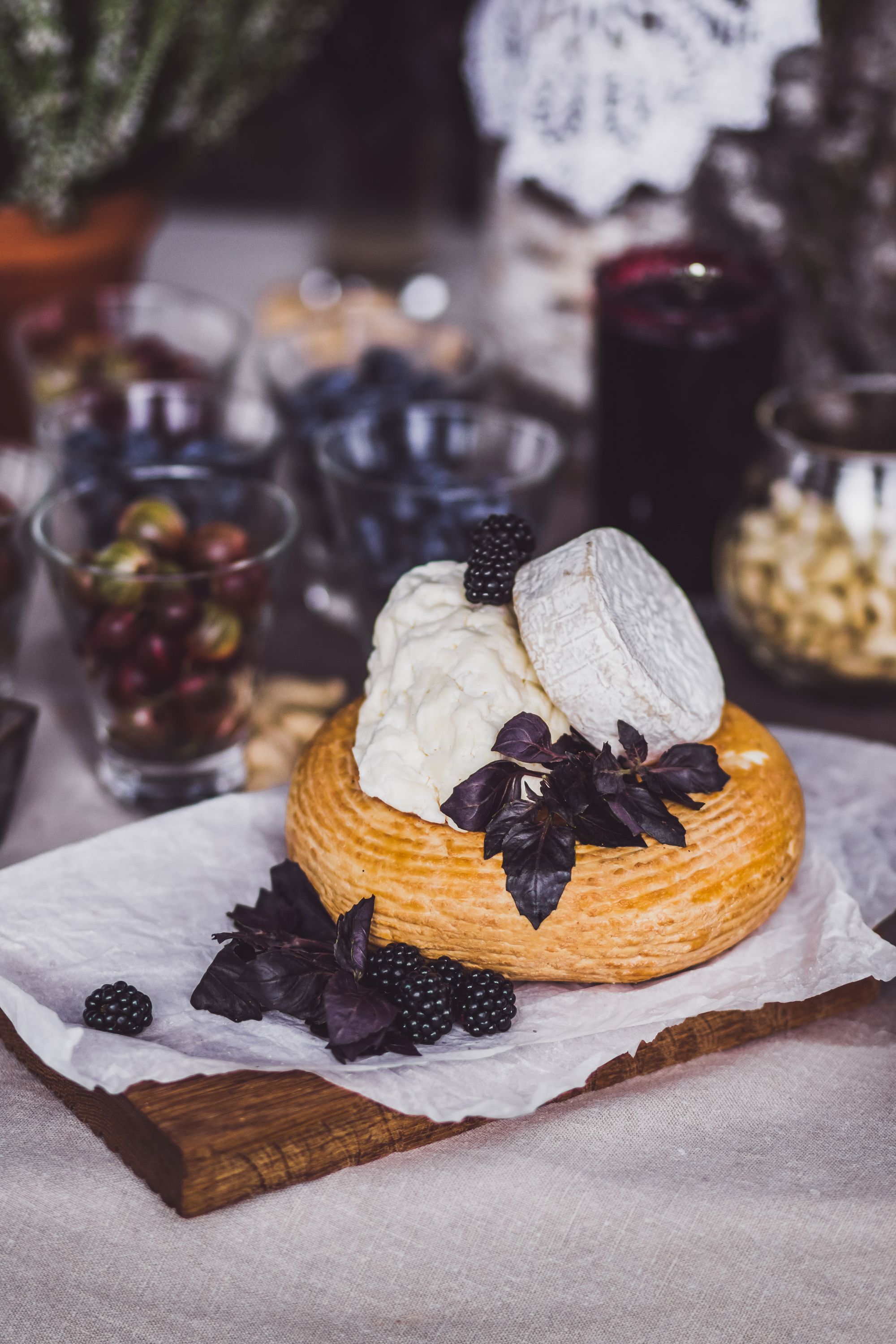 Käseplatte mit Brombeeren