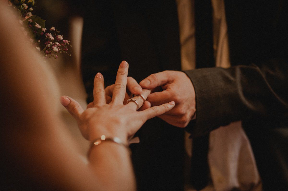 Ringe an der Hand Ringfinger