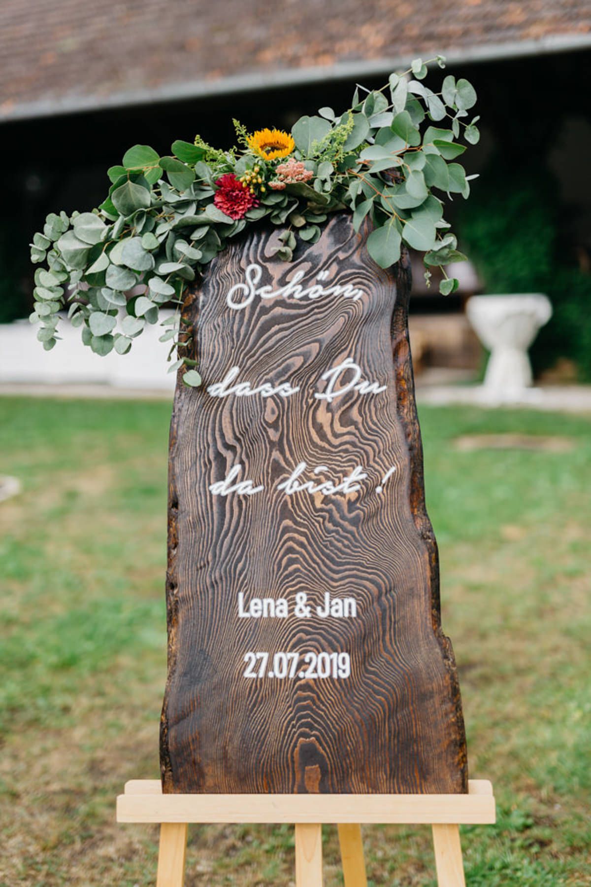 Schild aus Holz bei einer Hochzeit