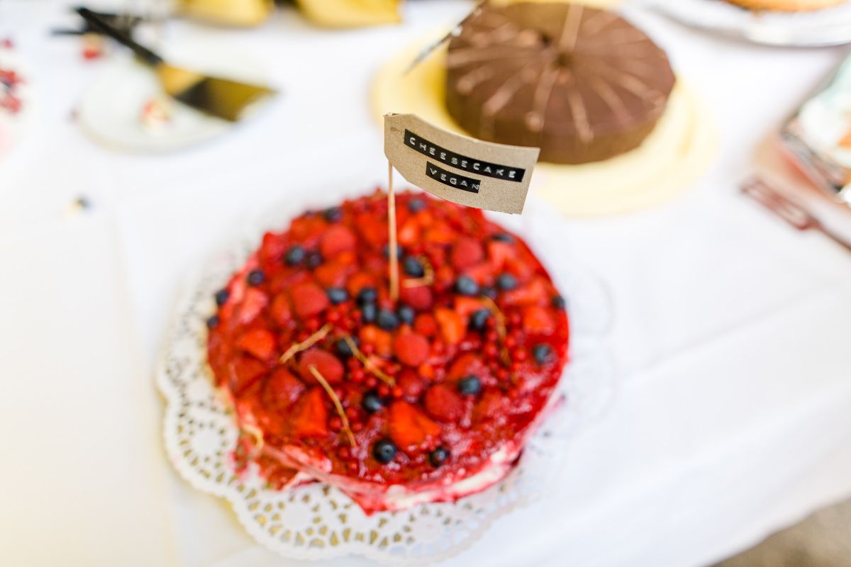 Hochzeitstorte mit verschiedenen Beeren