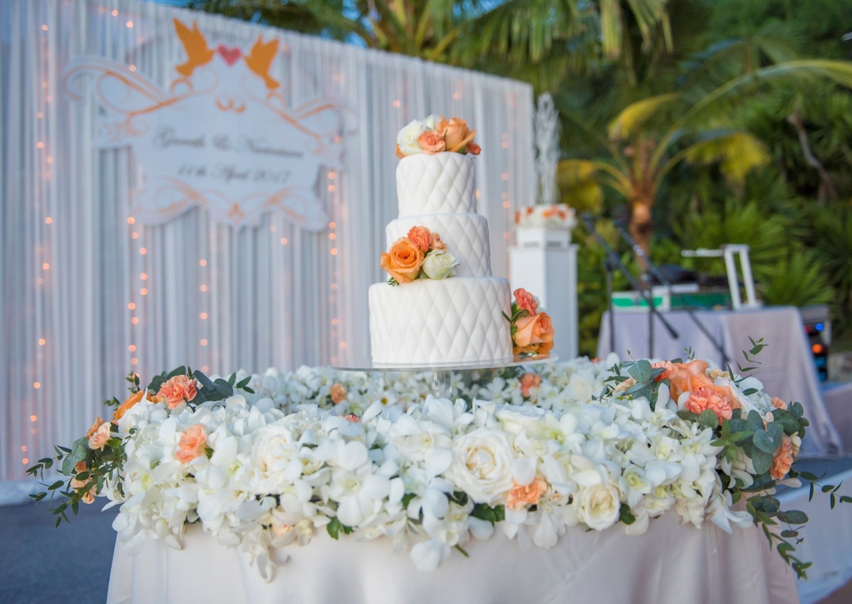 Die Hochzeitstorte auf der Tischdekoration