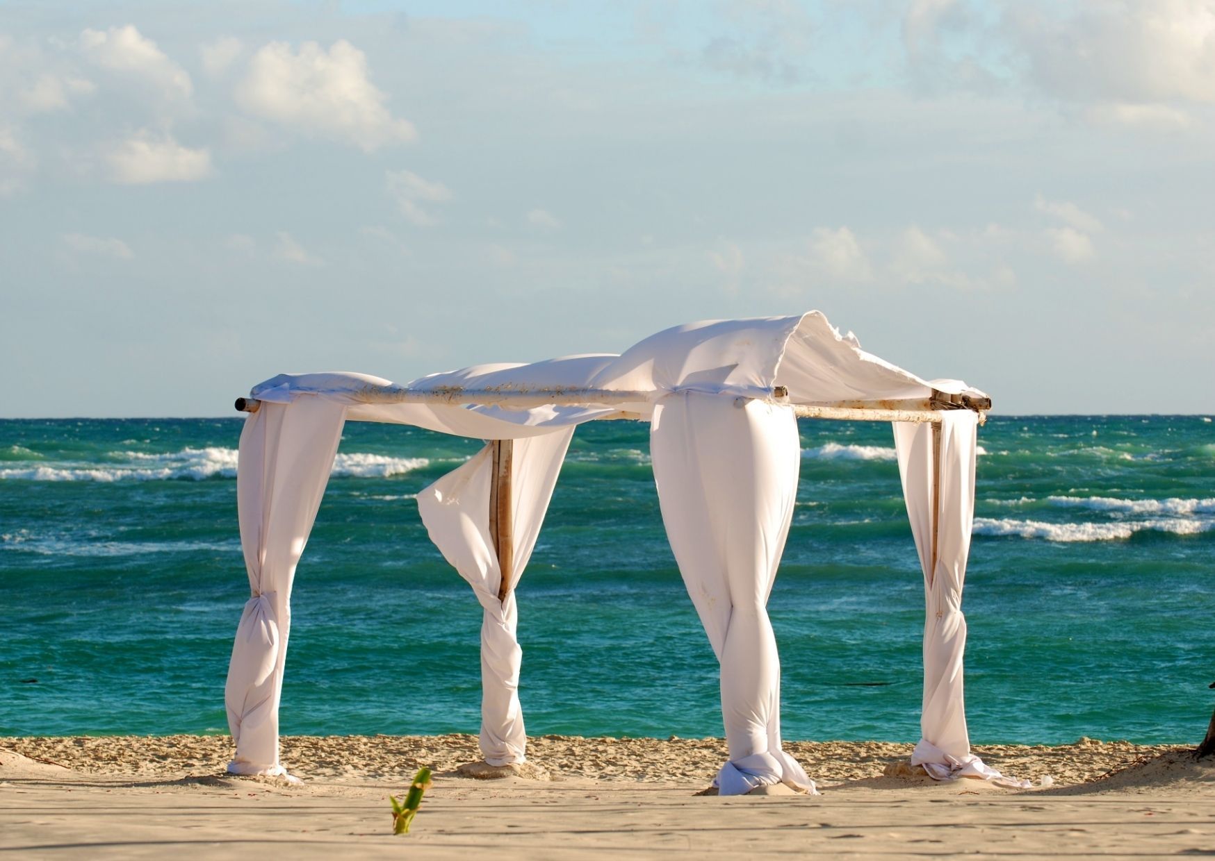 Die Trauung findet am Strand statt