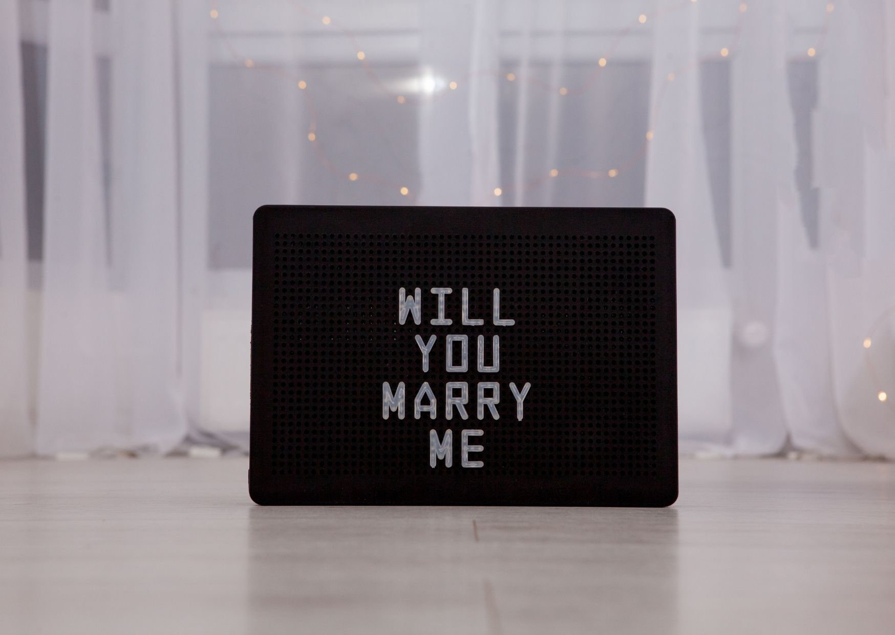 Traumsymbol Heiratsantrag - schwarzes Bild mit Aufschrift