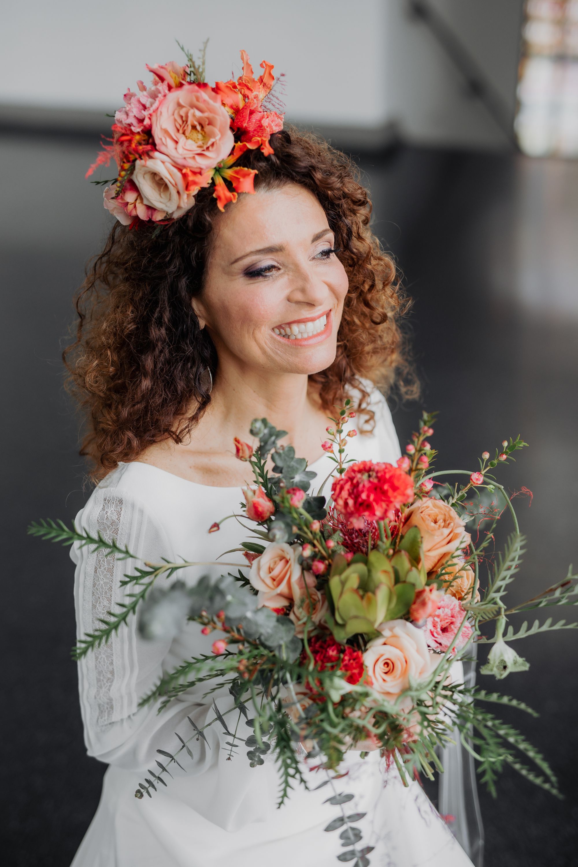 Nahaufnahme Braut Blumenstrauß und Blumenkopfschmuck tropische Blüten