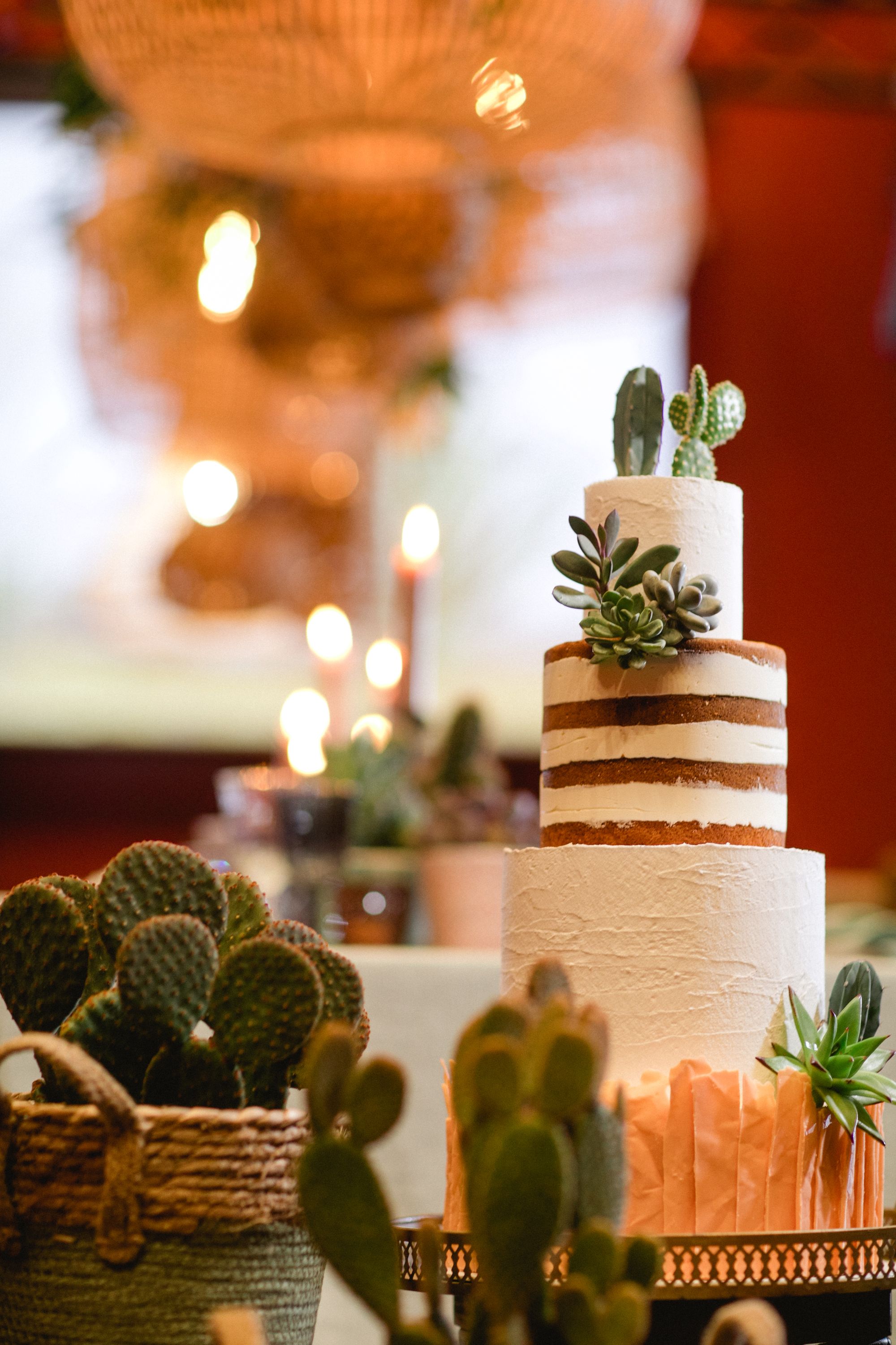 angerichtete Hochzeitstorte auf Kakteen Tisch