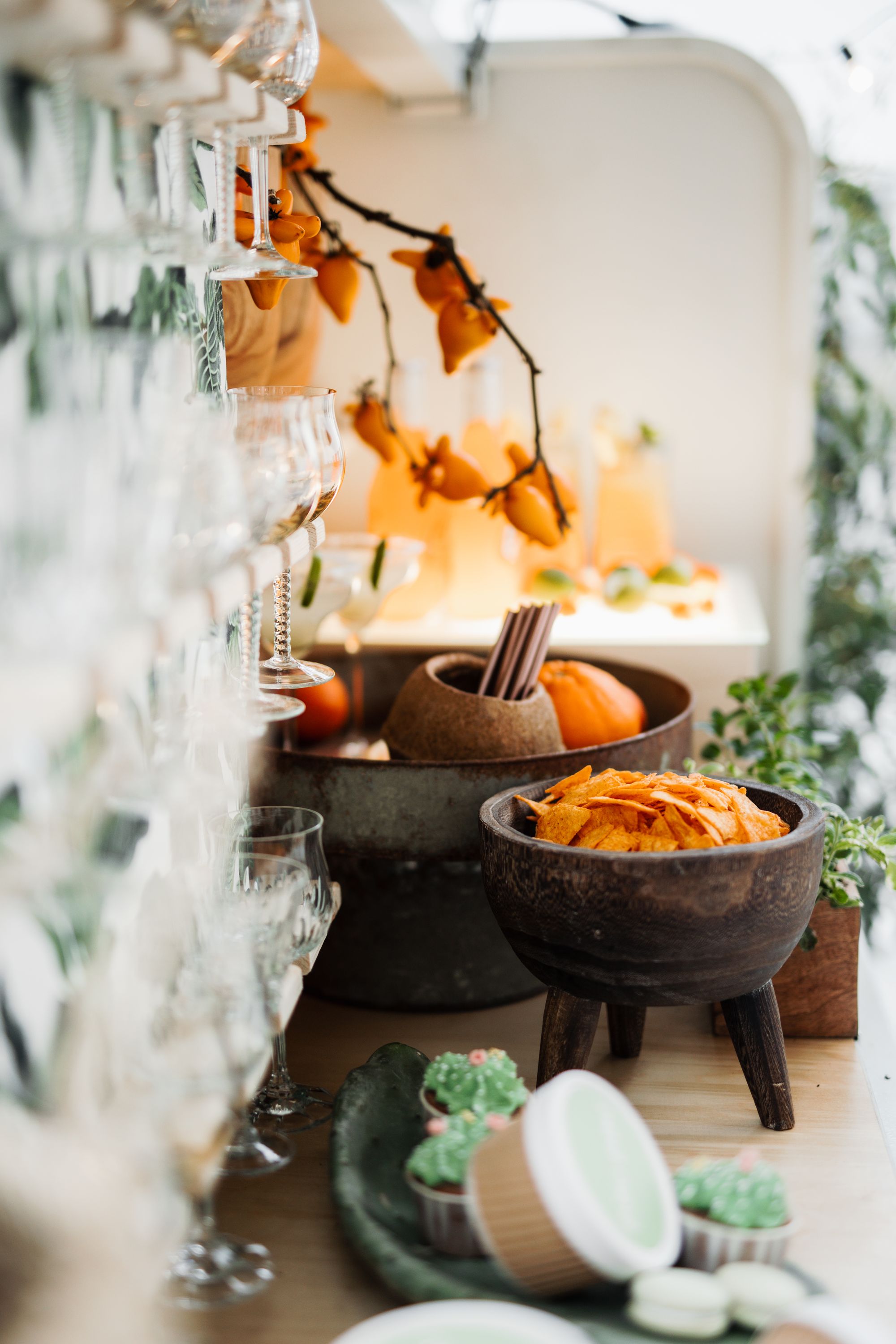 Snack Buffet mit Nachos und Kakteen Muffins
