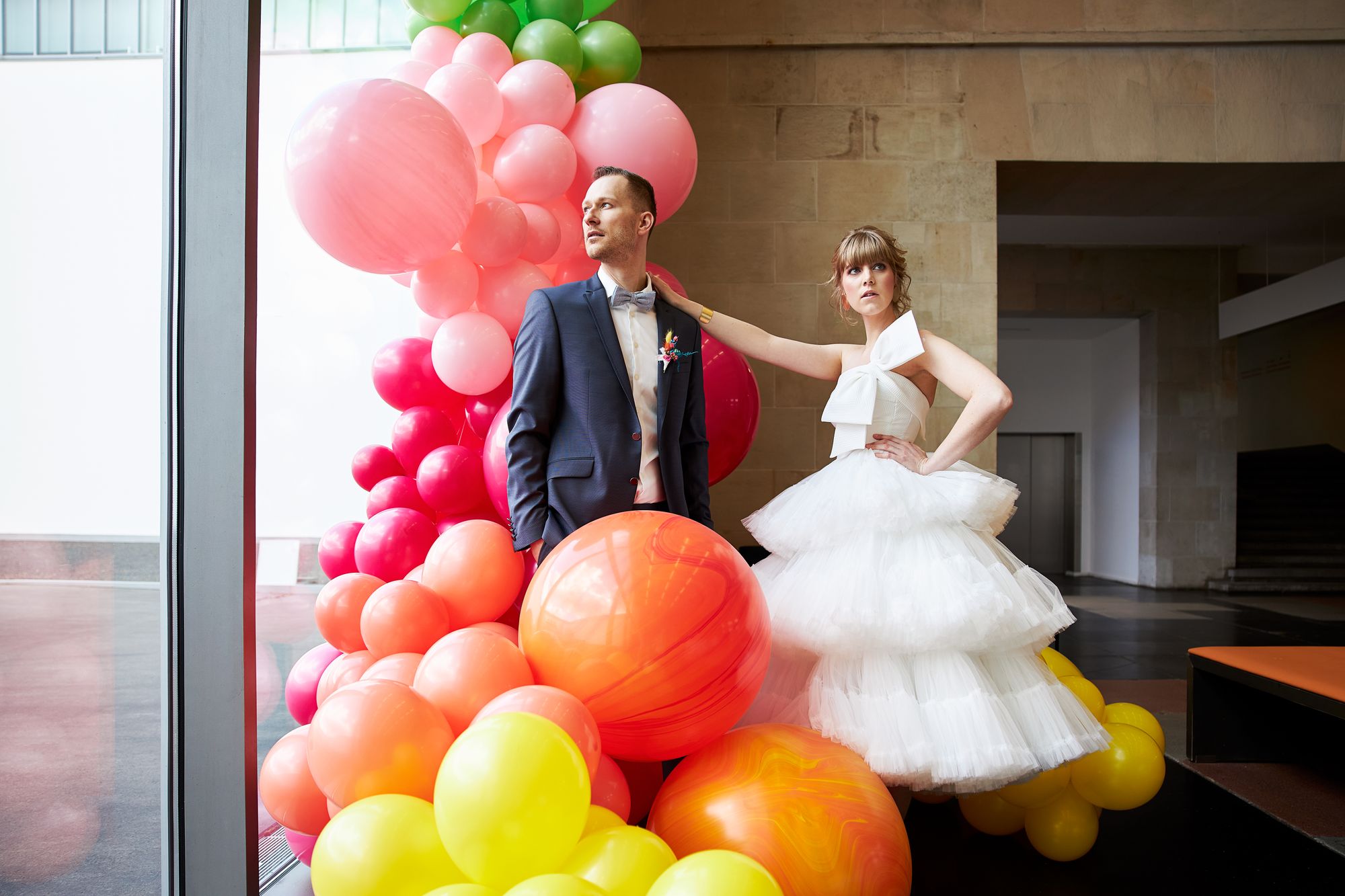 Brautpaar posiert vor Luftballons