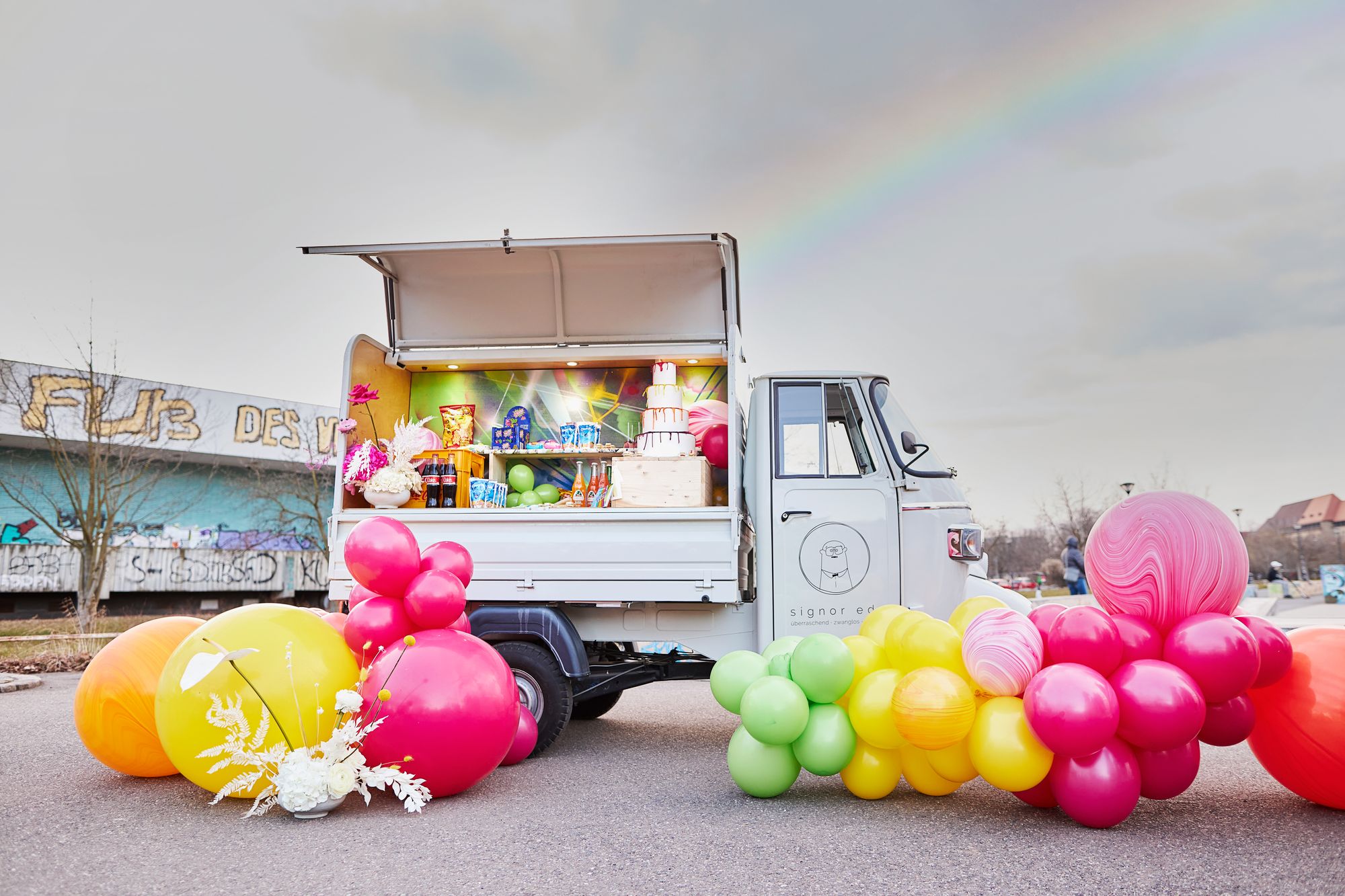 Ape für Cocktails und Kuchen mit Lufballons geschmückt