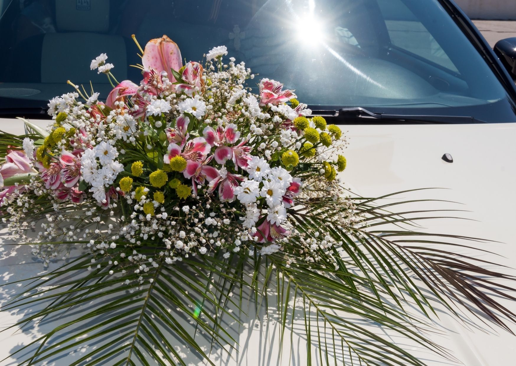 Schöner Autoschmuck am Brautauto