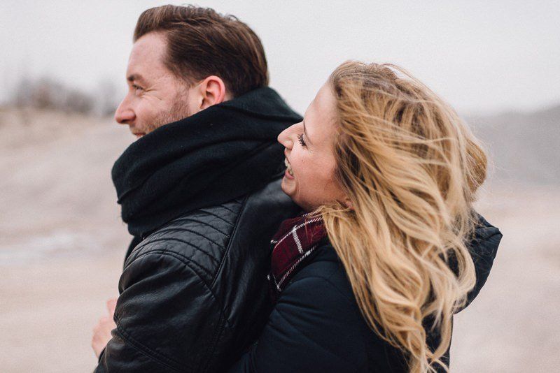Ehepaar feiert Hochzeitstag Geschenke