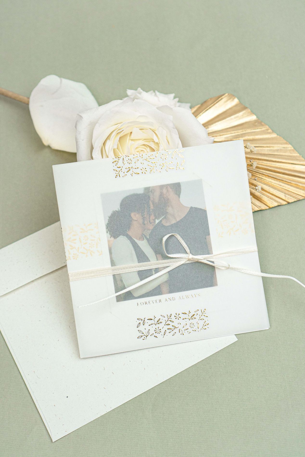 Hochzeitseinladung in Gold auf grünem Hintergrund