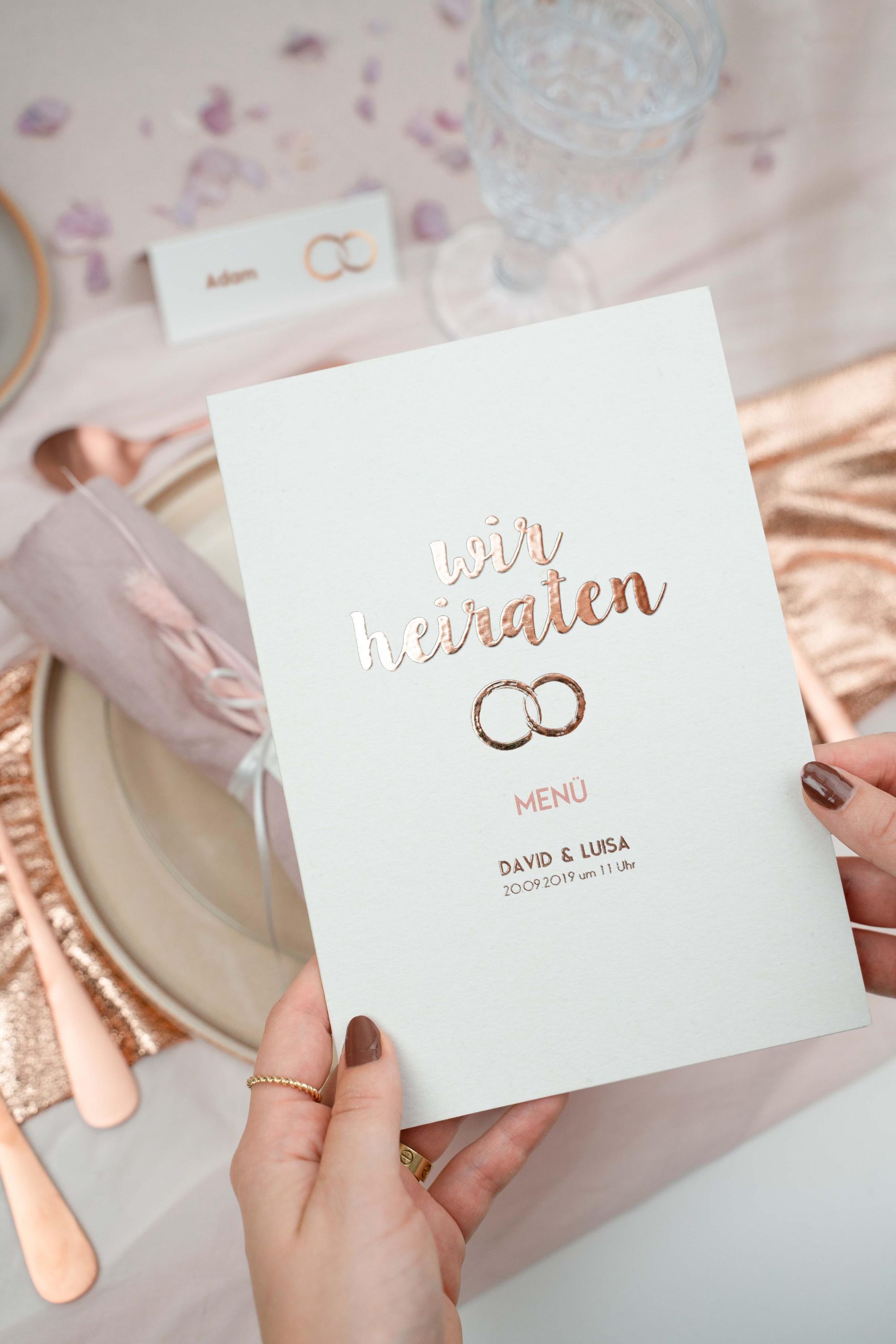 Hochzeitspapeterie in Rosa mit gedeckter Tafel