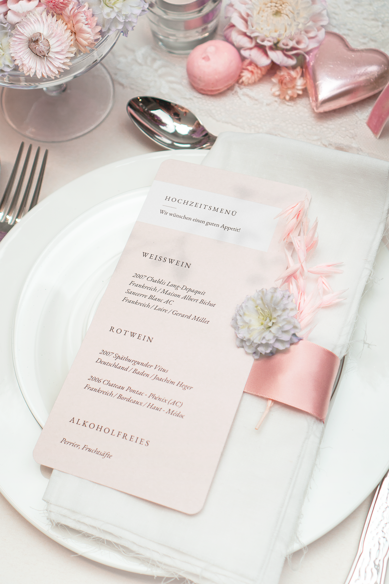Menükarte in Rosa auf einer Hochzeitstafel