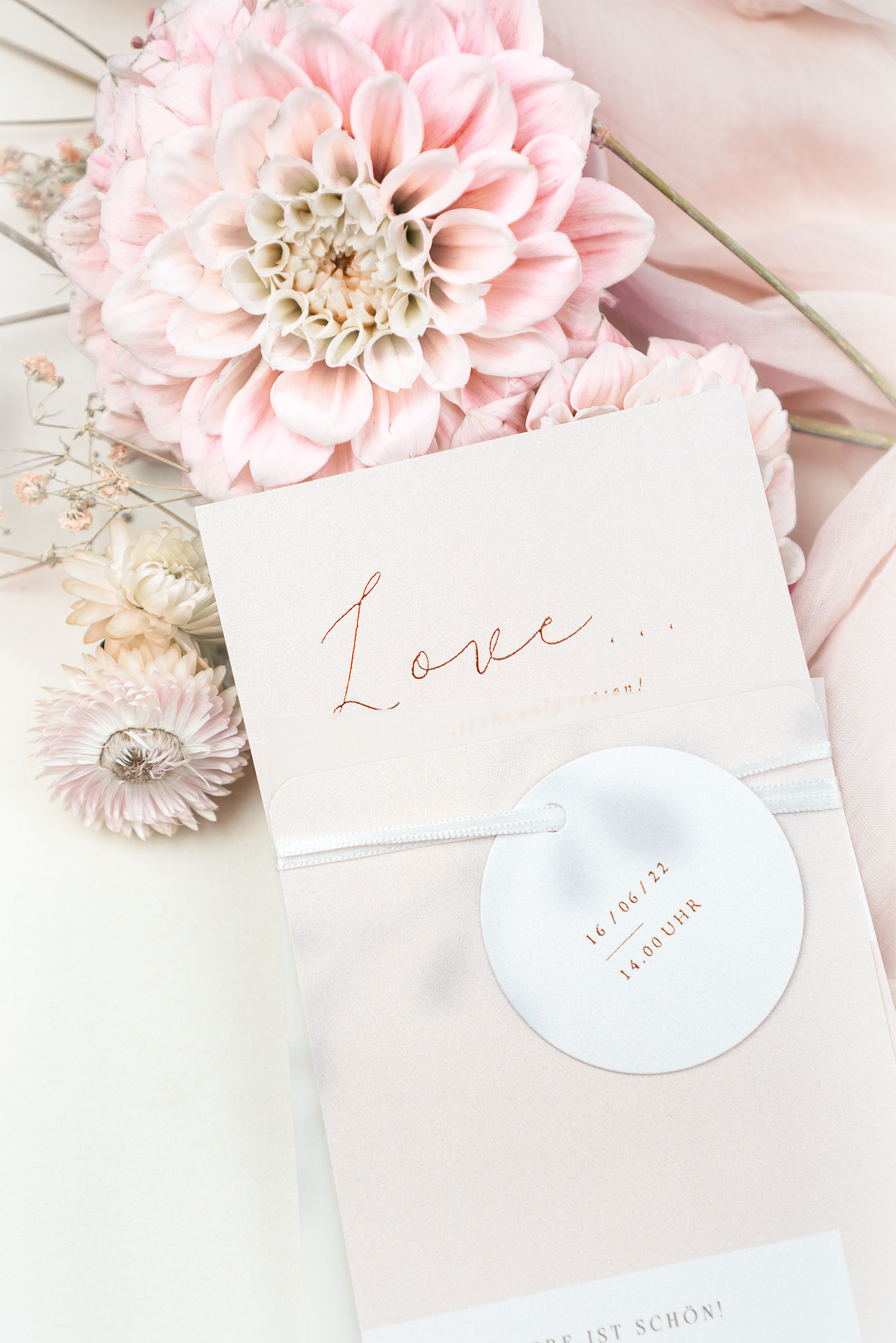 Hochzeitseinladung in Rosa dekoriert mit rosa Blumen