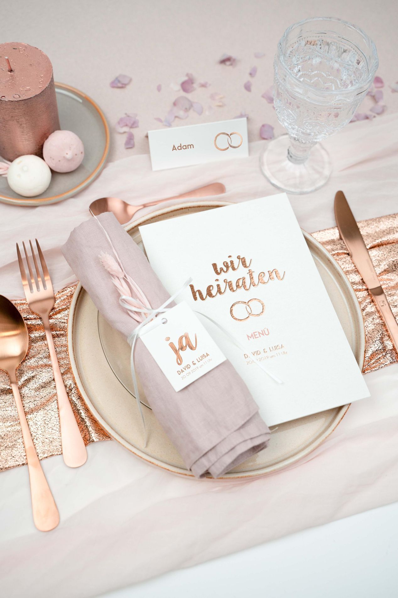 Dekorierter Hochzeitstisch mit Papeterie