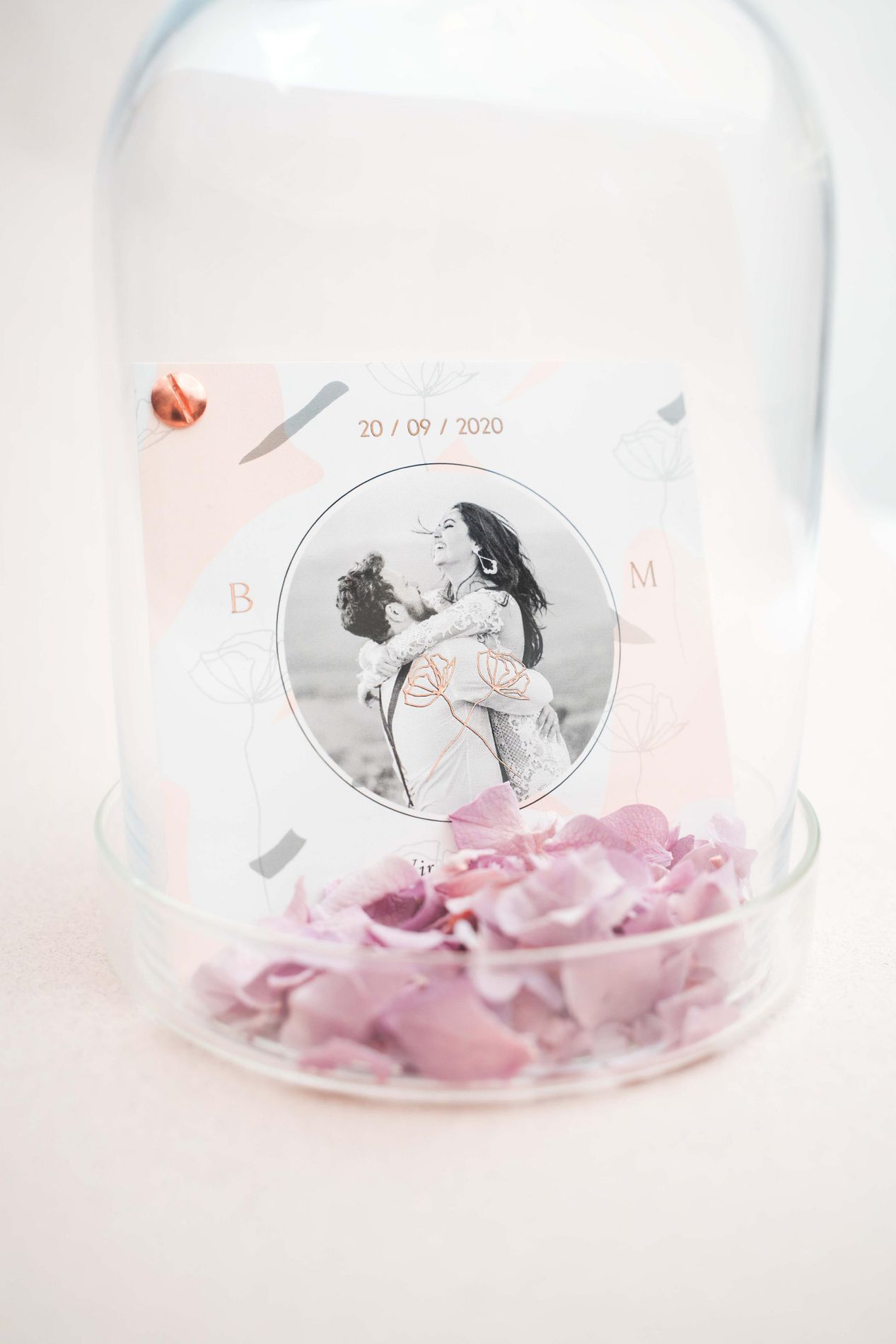Hochzeitspapeterie in Rosa dekoriert mit Blütenblättern