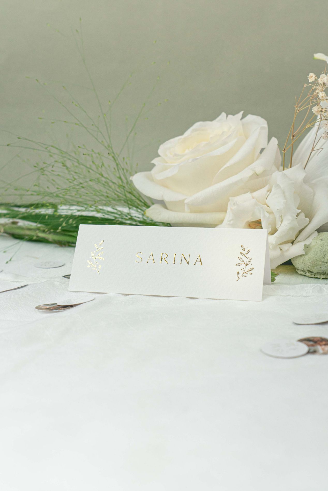 Namenskarte mit goldener Schrift auf einer Hochzeitstafel