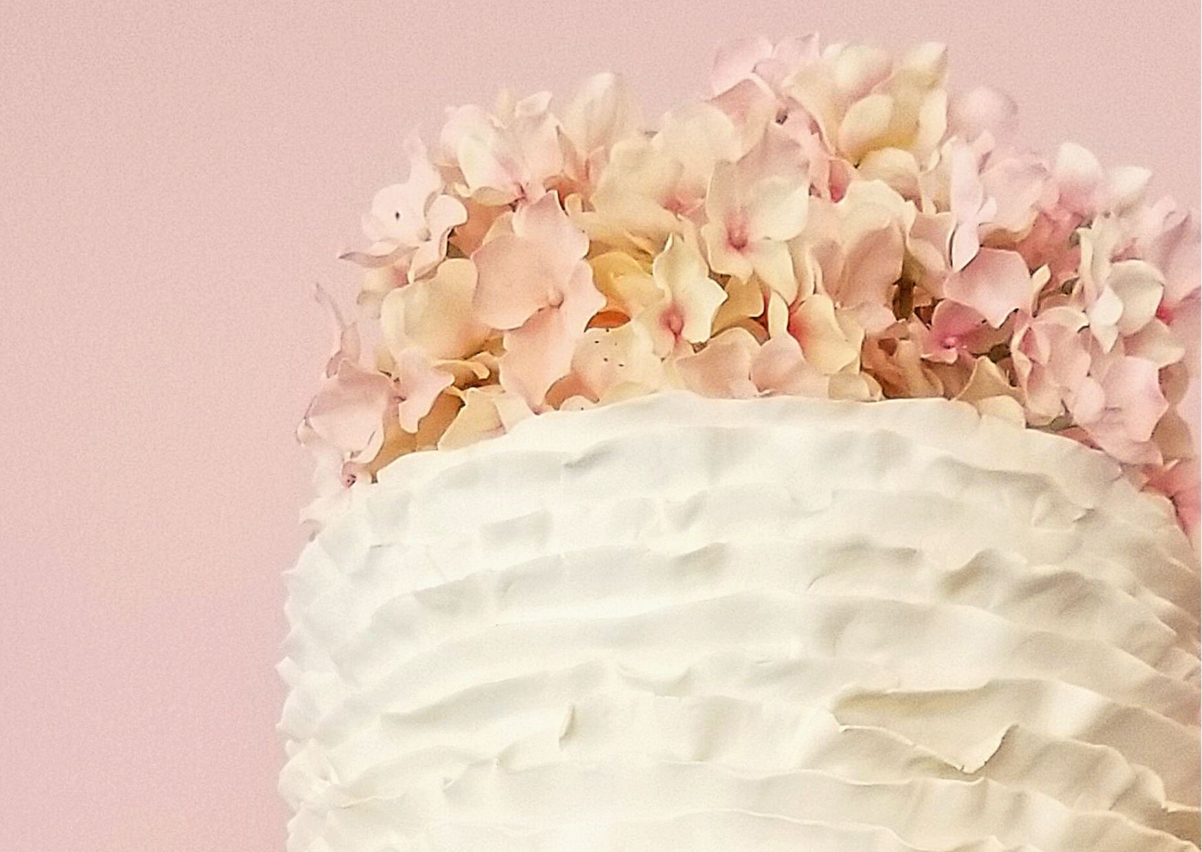 Torte mit rosa Hortensien beschmückt
