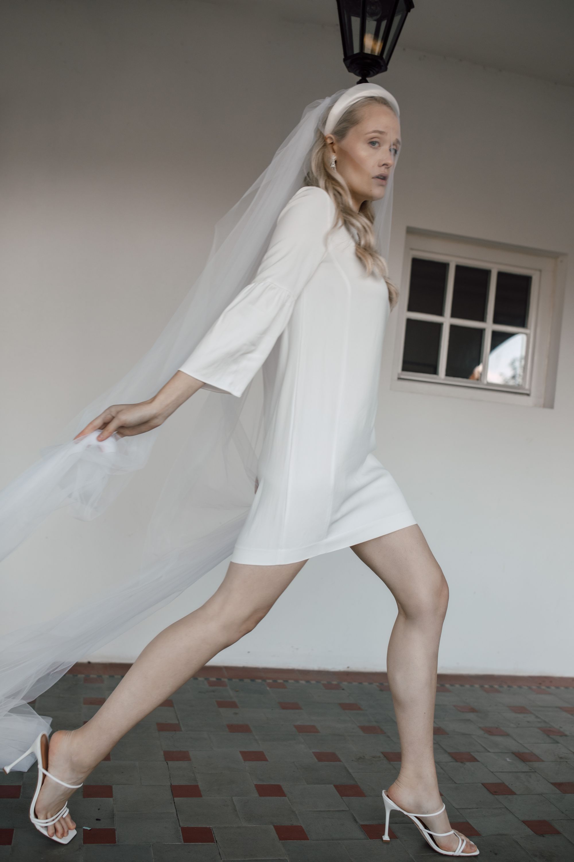 kurzes schlichtes Brautkleid mit langem Schleier und dickem Haarreif