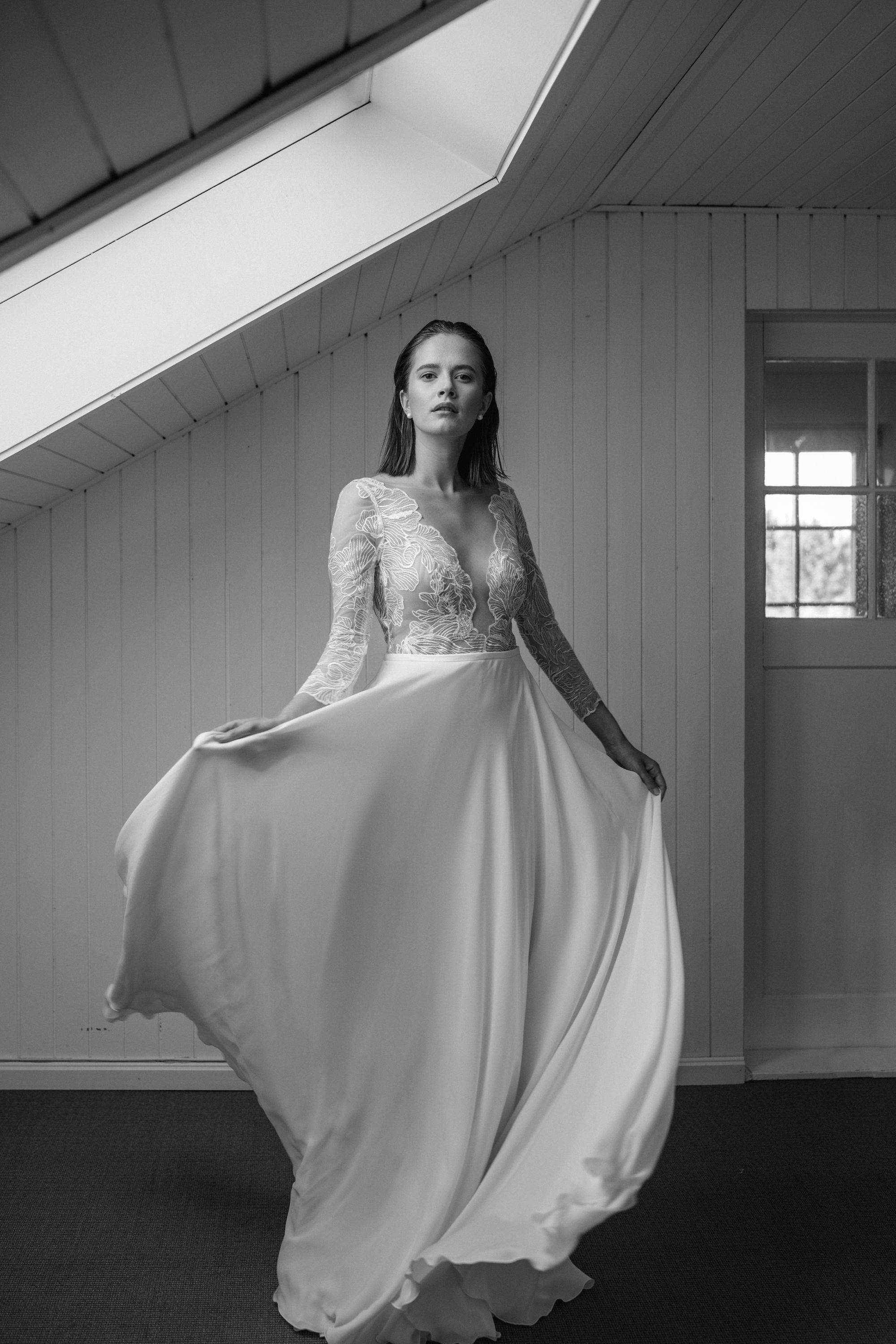 Brautkleid mit schlichtem Seidenrock und Spitzenoberteil mit Ärmeln und durchsichtig
