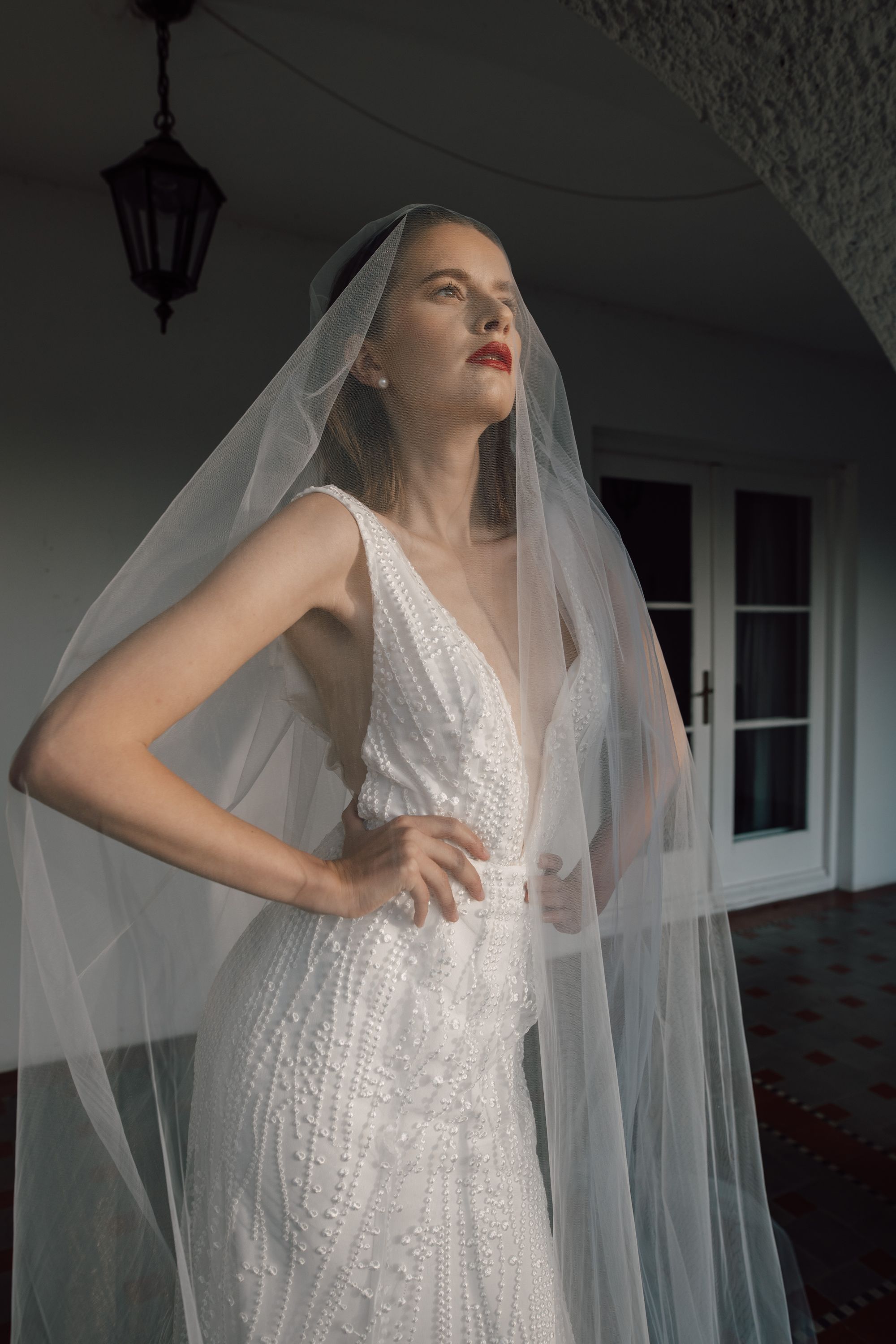 enges Kleid mit Perlenstickerei