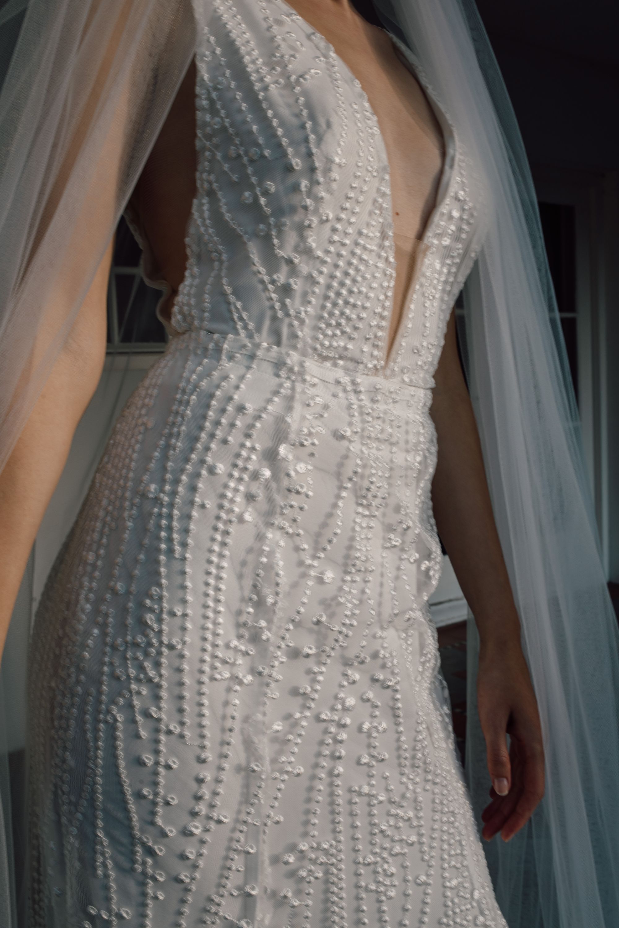 Nahaufnahme enges Kleid mit Perlenstickerei
