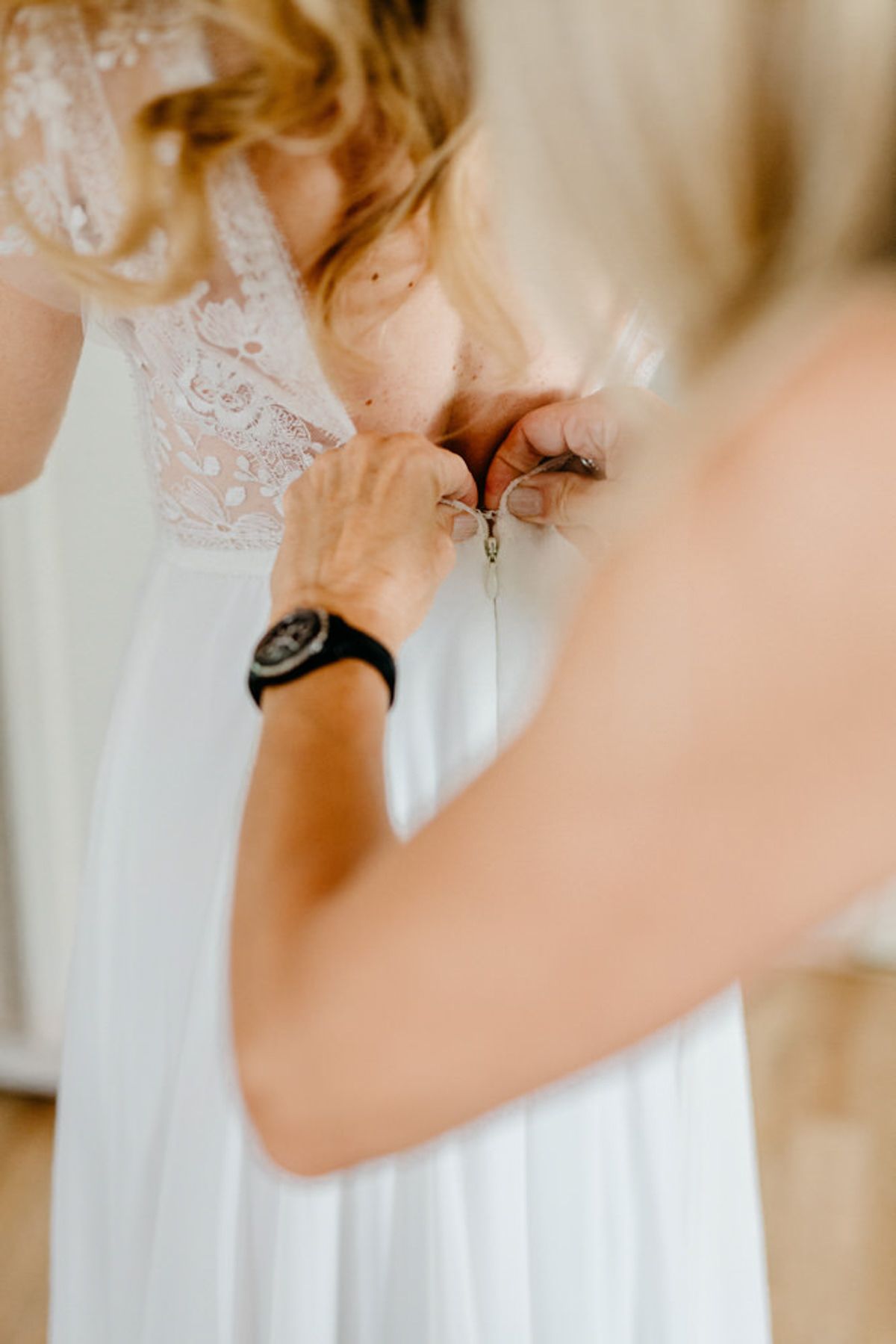Mama knöpft das kleid zu