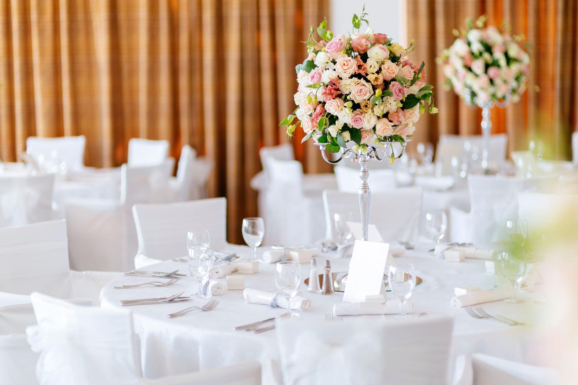 Auf der Suche nach dem perfekten Hochzeitssaal für die Hochzeitsfeier - dieser Saal setzt die Hochzeitstorte perfekt in Szene!