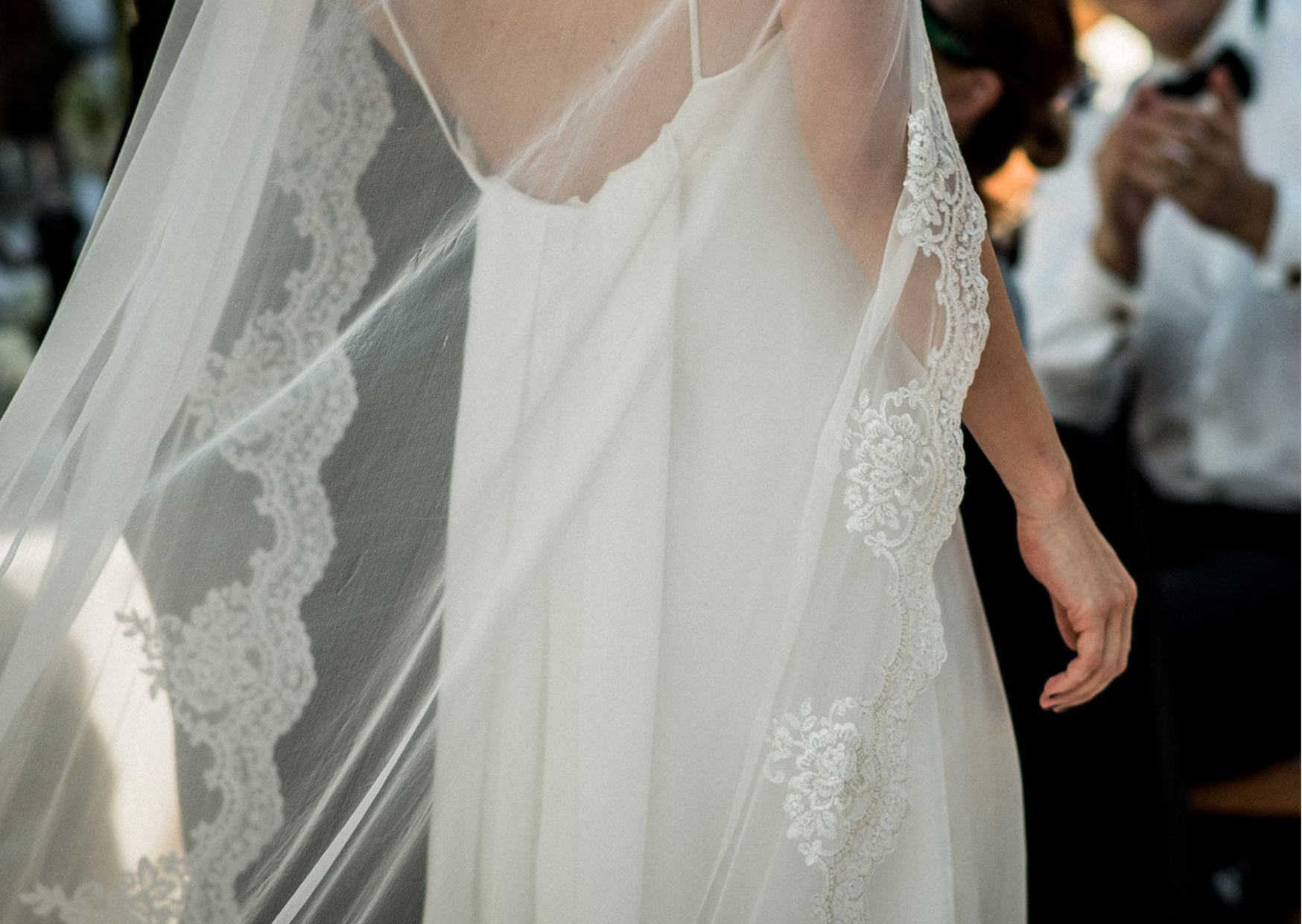 neckholder brautkleid - braut von hinten zu sehen mit schleier