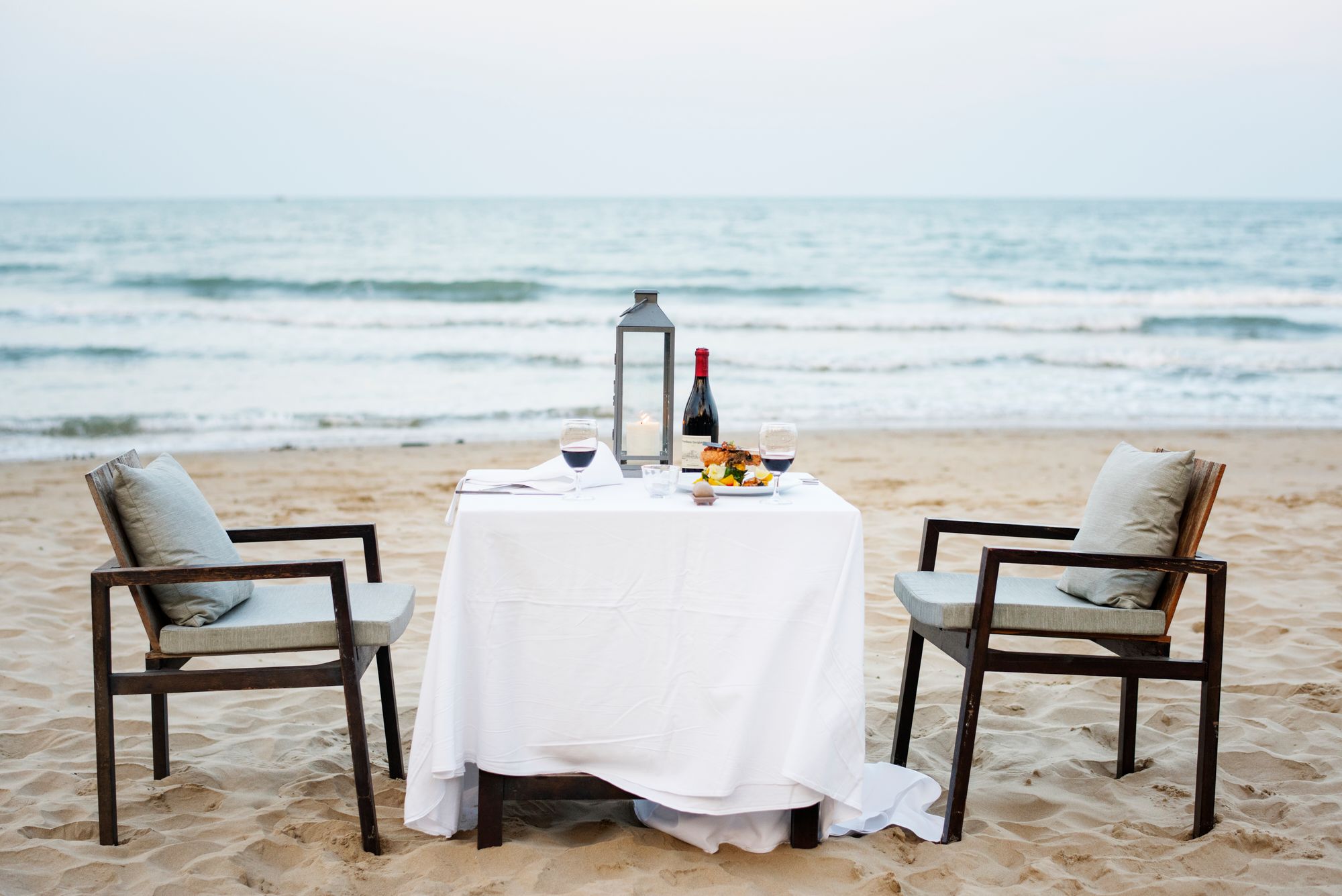 Romantischer Abendessen am Strand