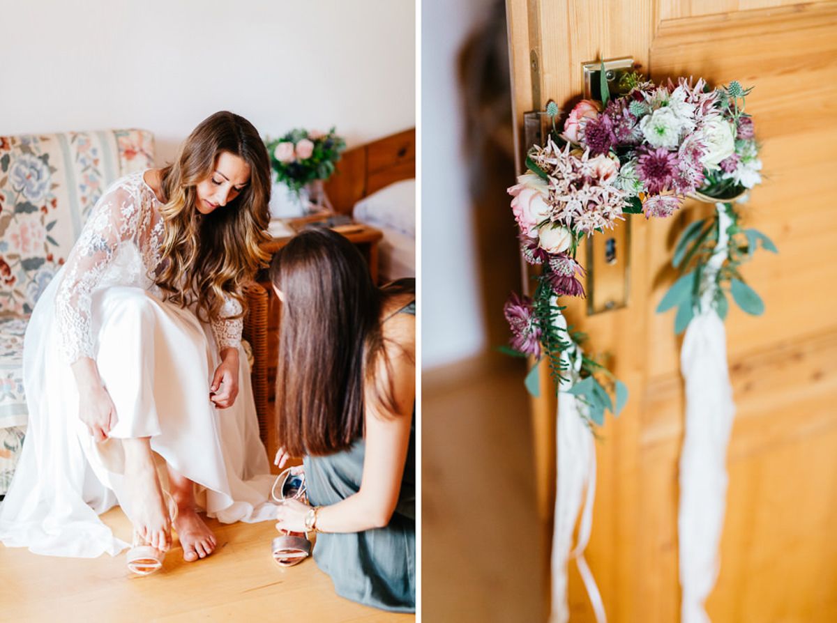 Getting Ready: Braut macht sich für Ihre Hochzeit fertig und Haarkranz Blumen