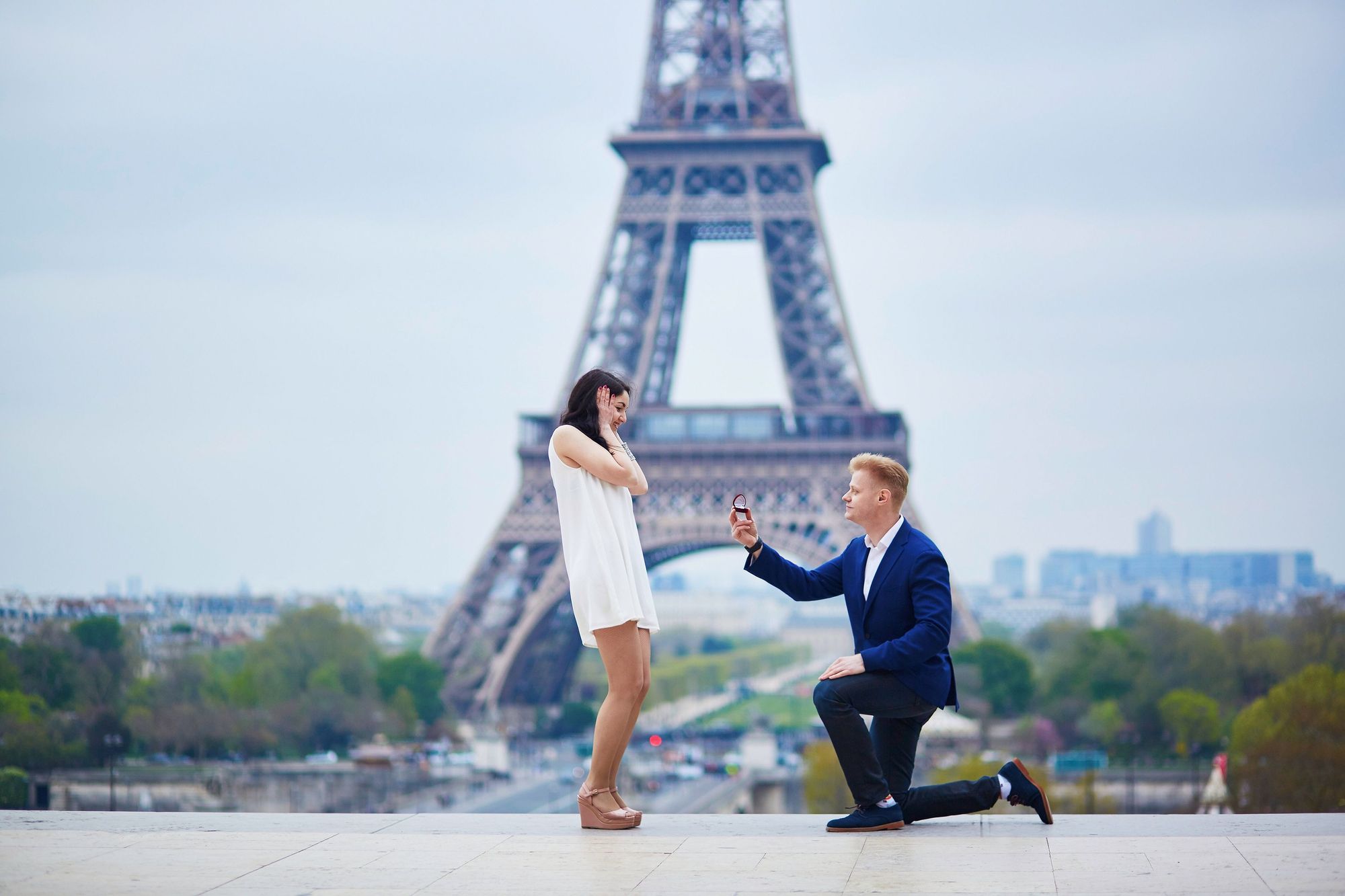 Heiratsantrag vor dem Eifelturm