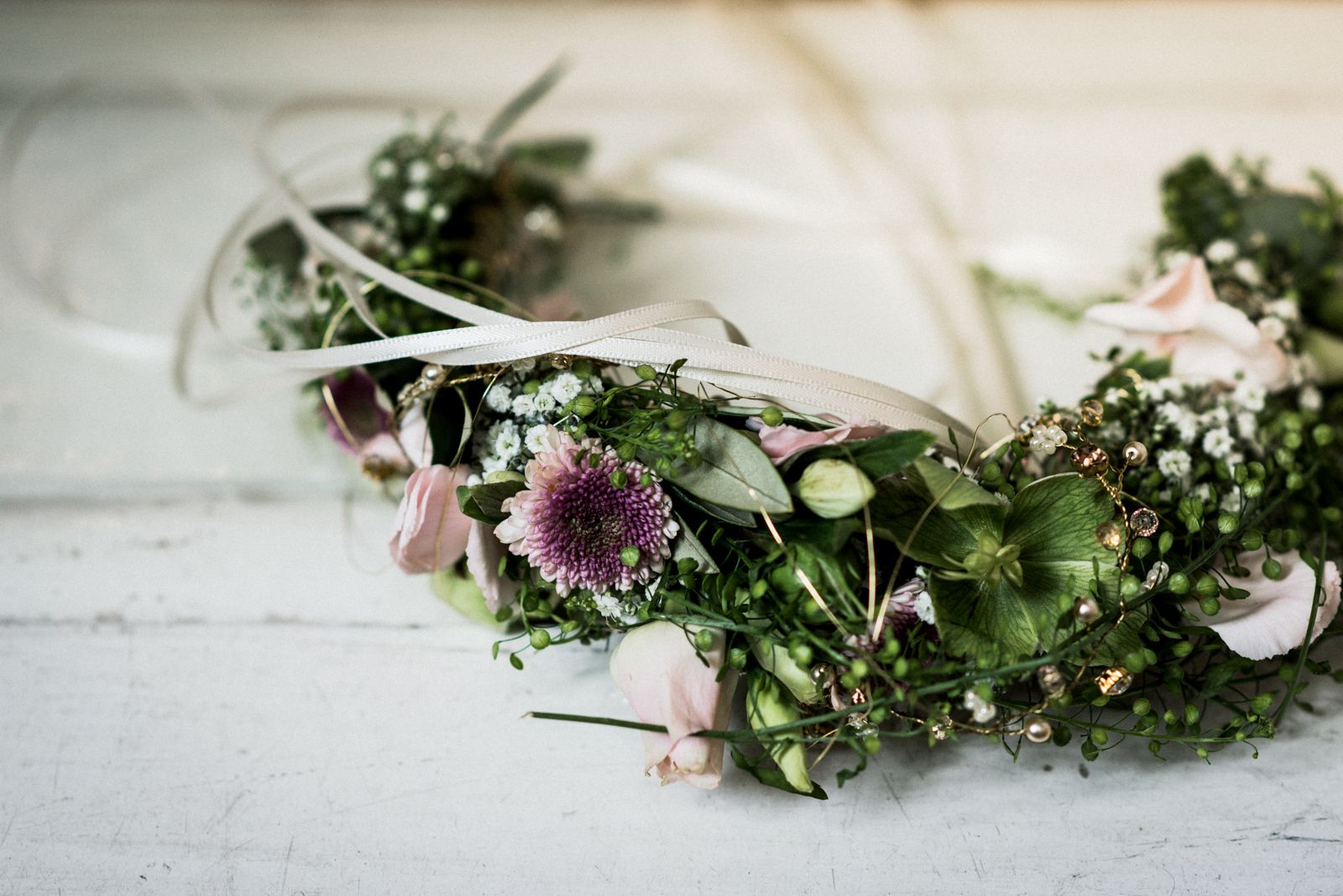 Haarkranz in lila und grün aus frischen Blüten