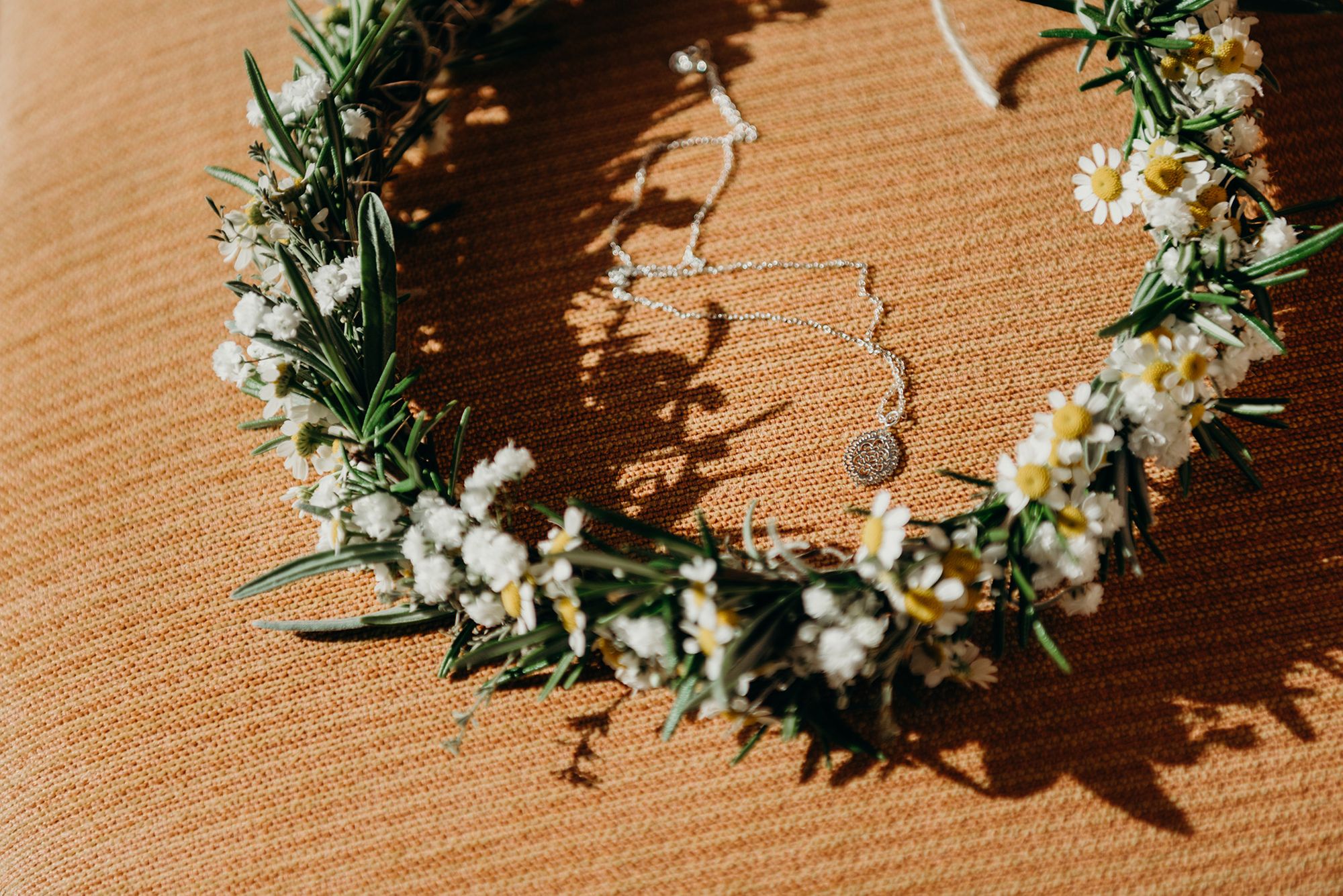 Blumenkranz aus Gänseblümchen
