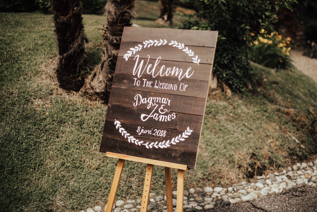 Willkommensschild zur Hochzeit mit Verzierungen