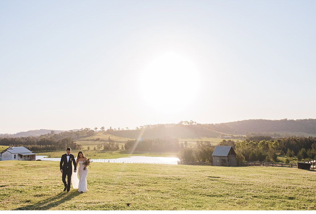 Heiraten in der Natur - Brautpaar auf einer Wiese