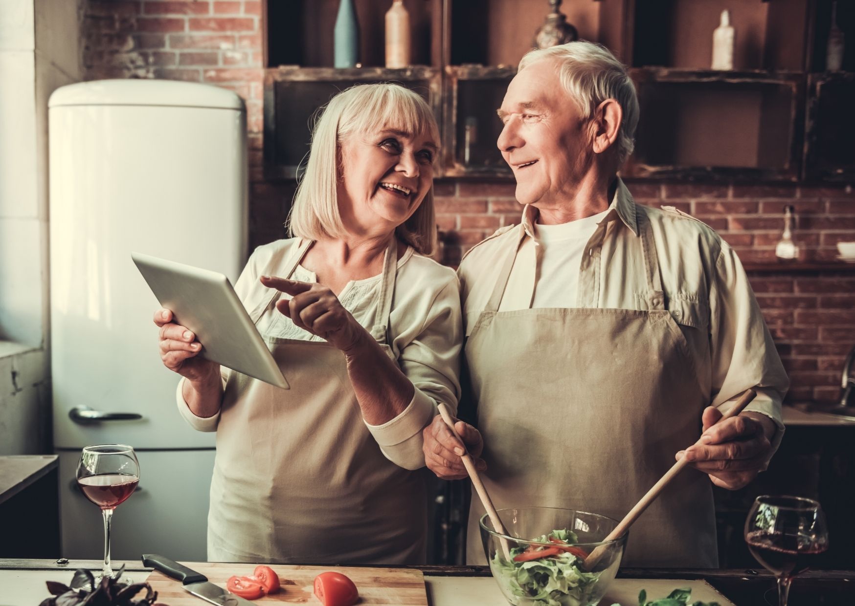 Geschenke, Daten, Hochzeitstage: Ehepaar beim Kochen