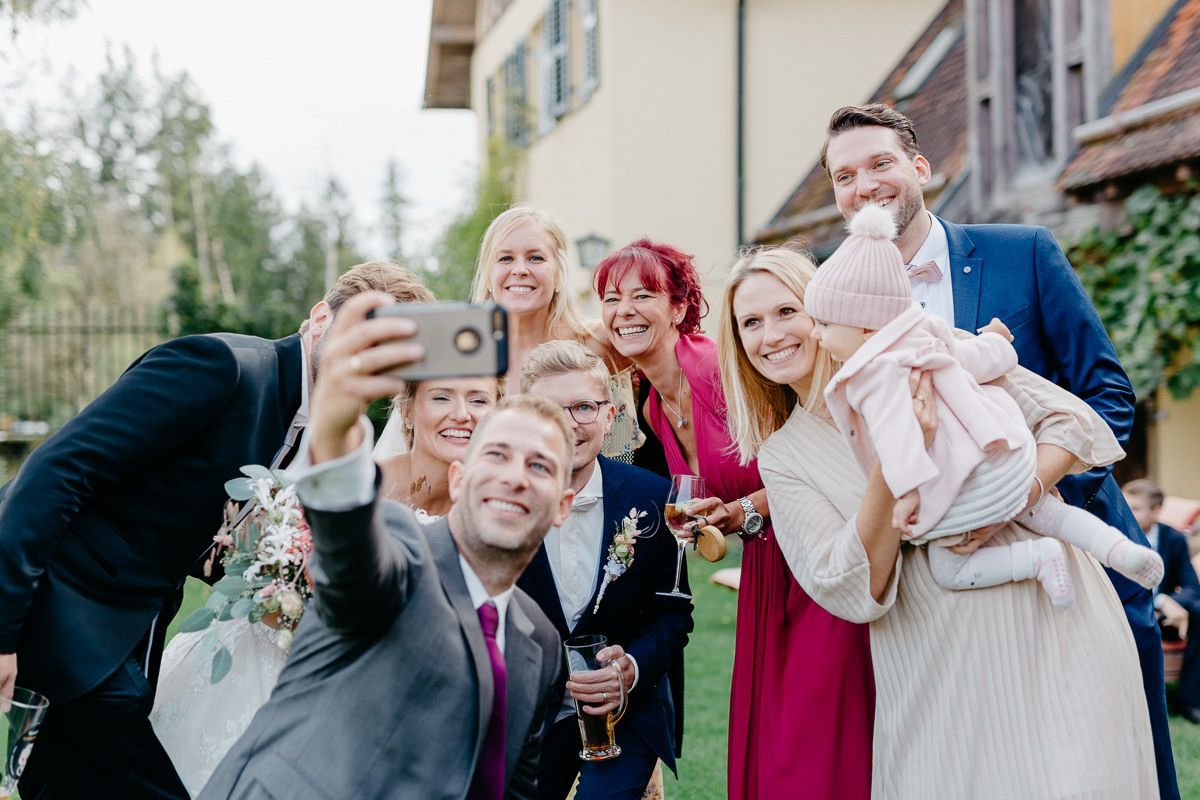 Gäste machen ein Selfie beim Hochzeitsbingo