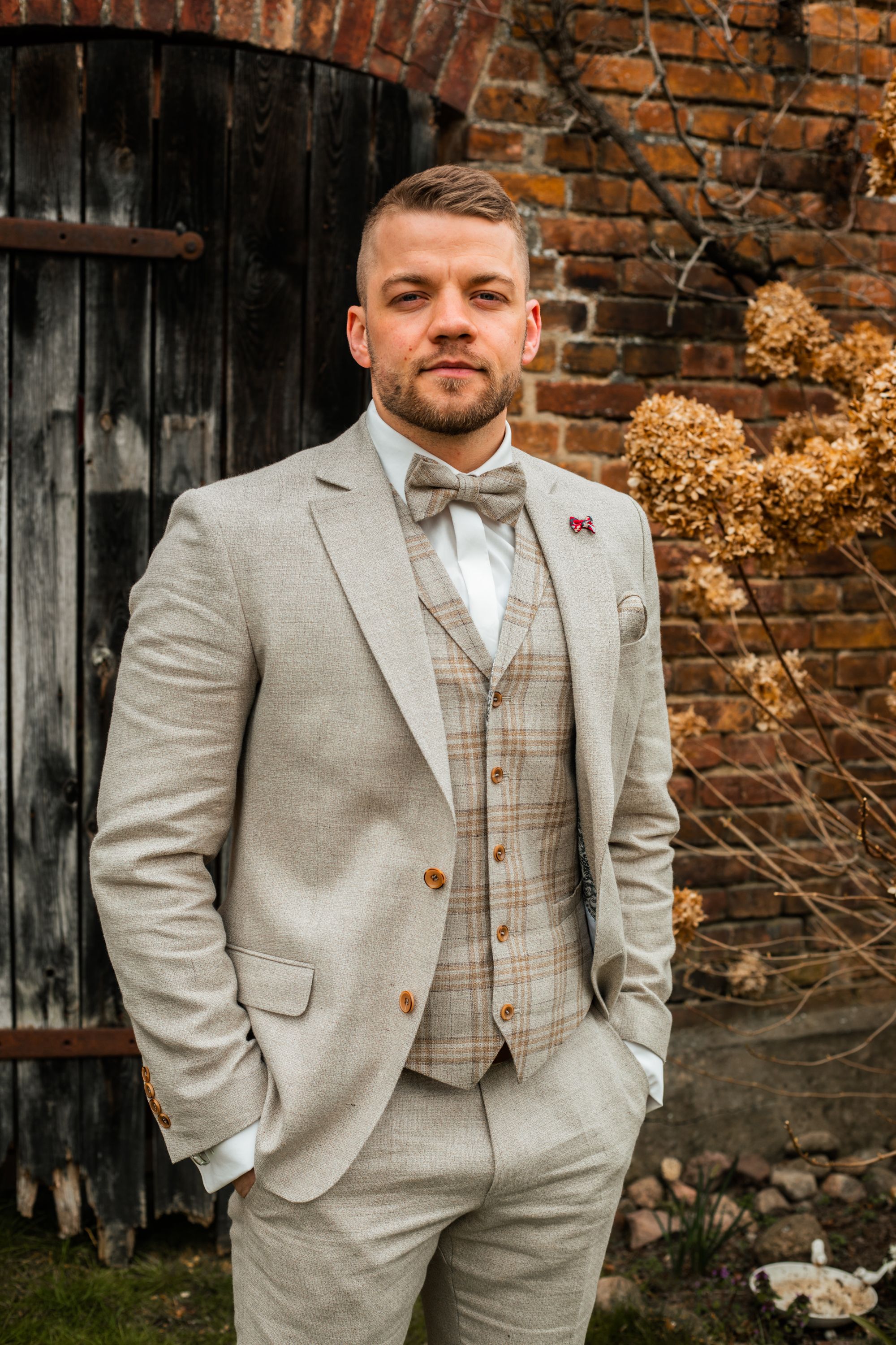 Bräutigam auf der Gartenhochzeit