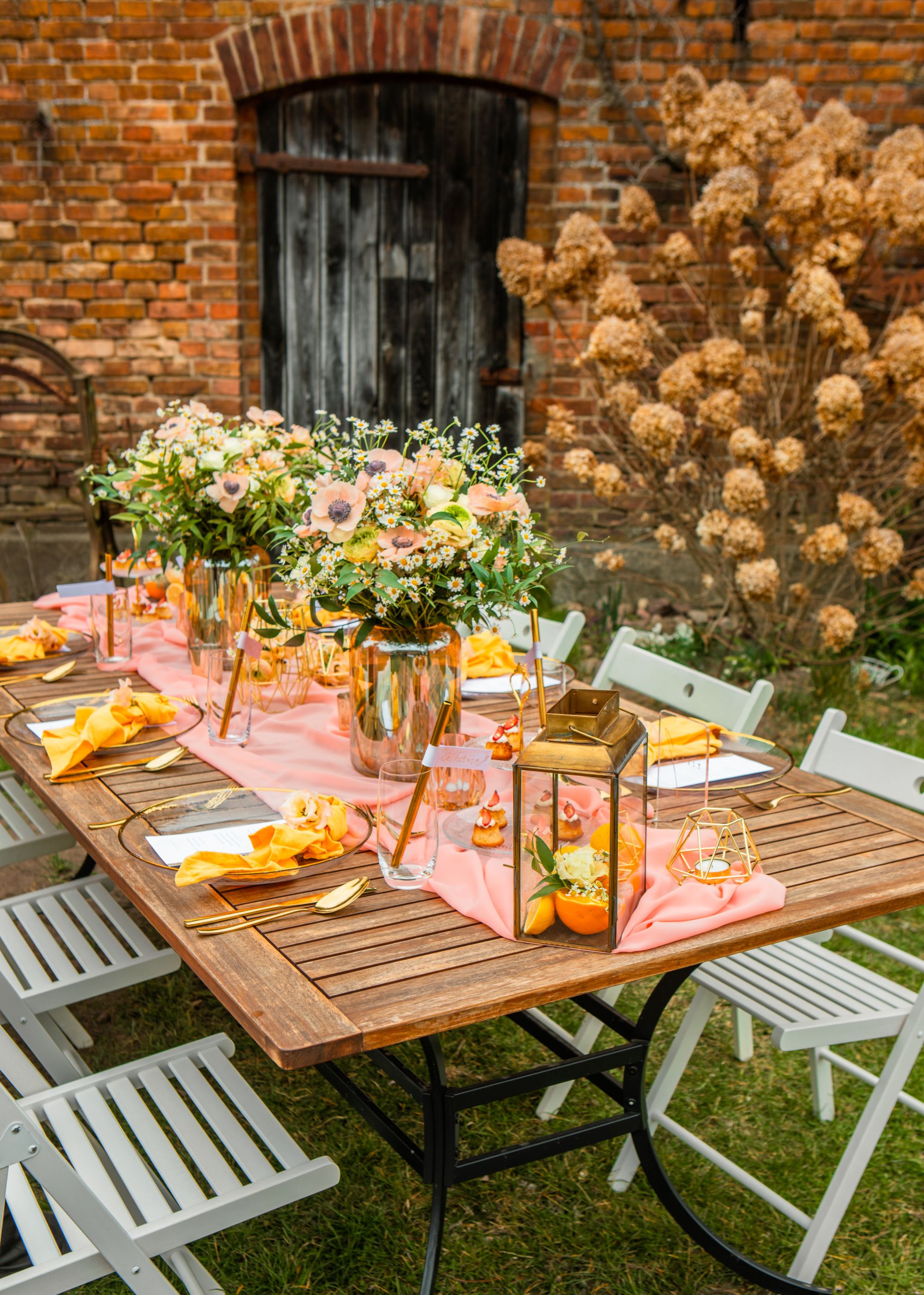 Hochzeitstisch auf der Gartenhochzeit