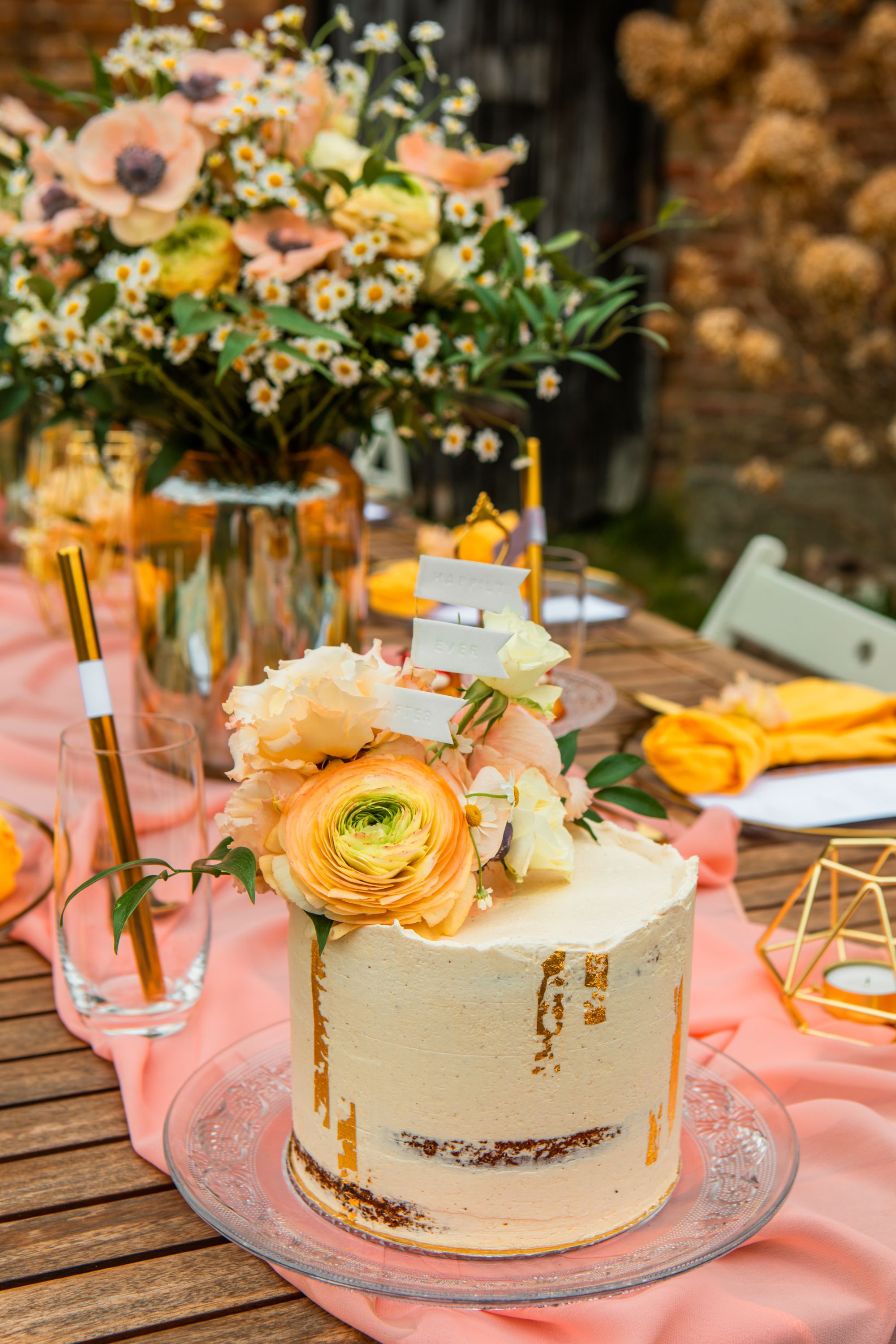 Einstöckiger Semi-Naked Cake mit Blumen