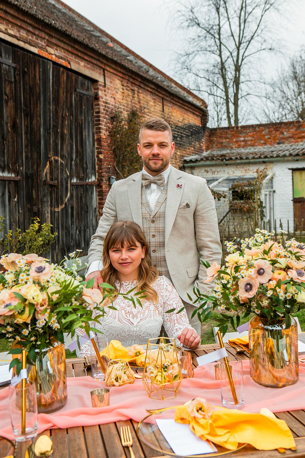 Brautpaar vor dem Hochzeitstisch
