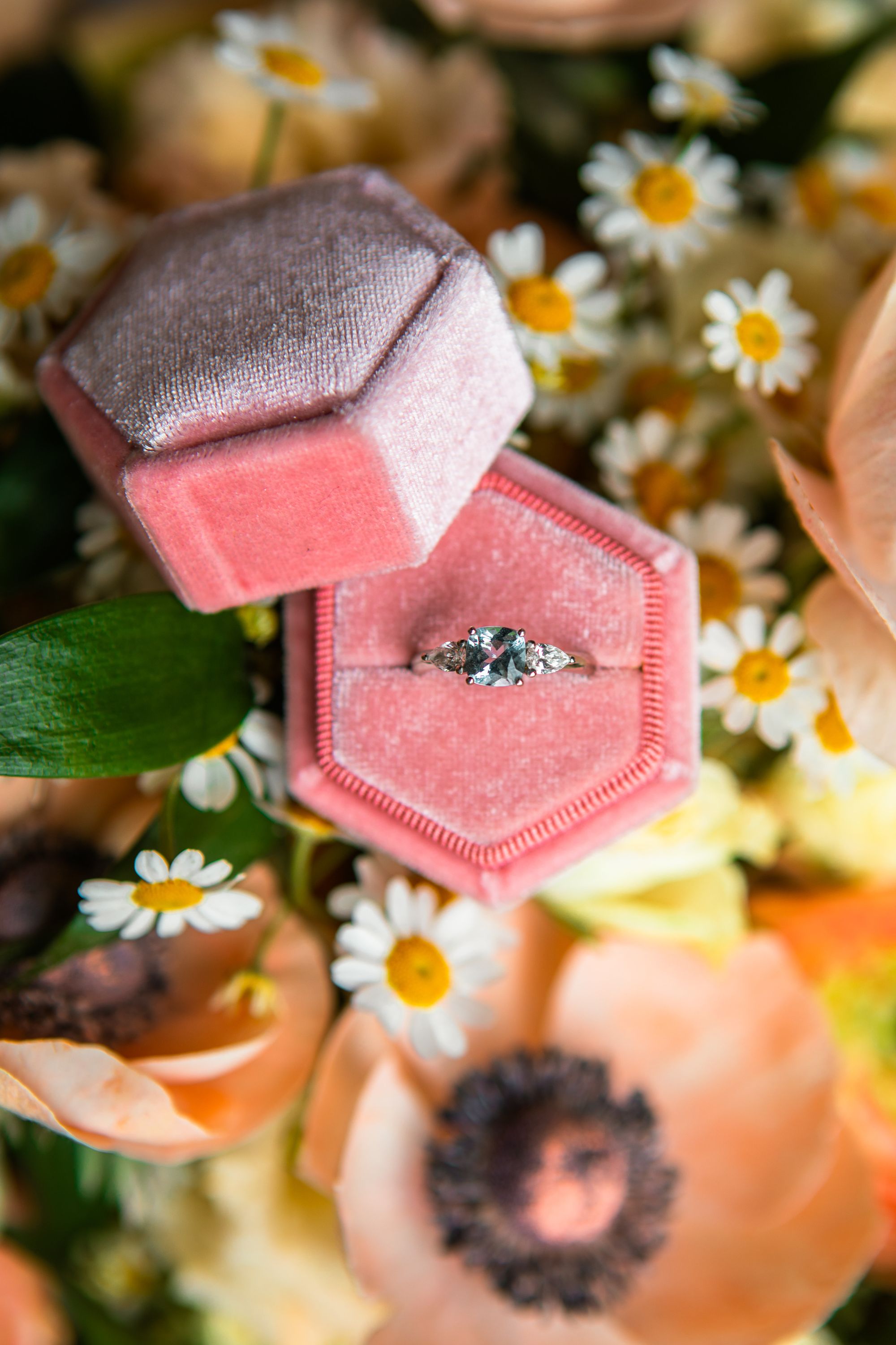 Diamantring in lachsfarbener Ringbox