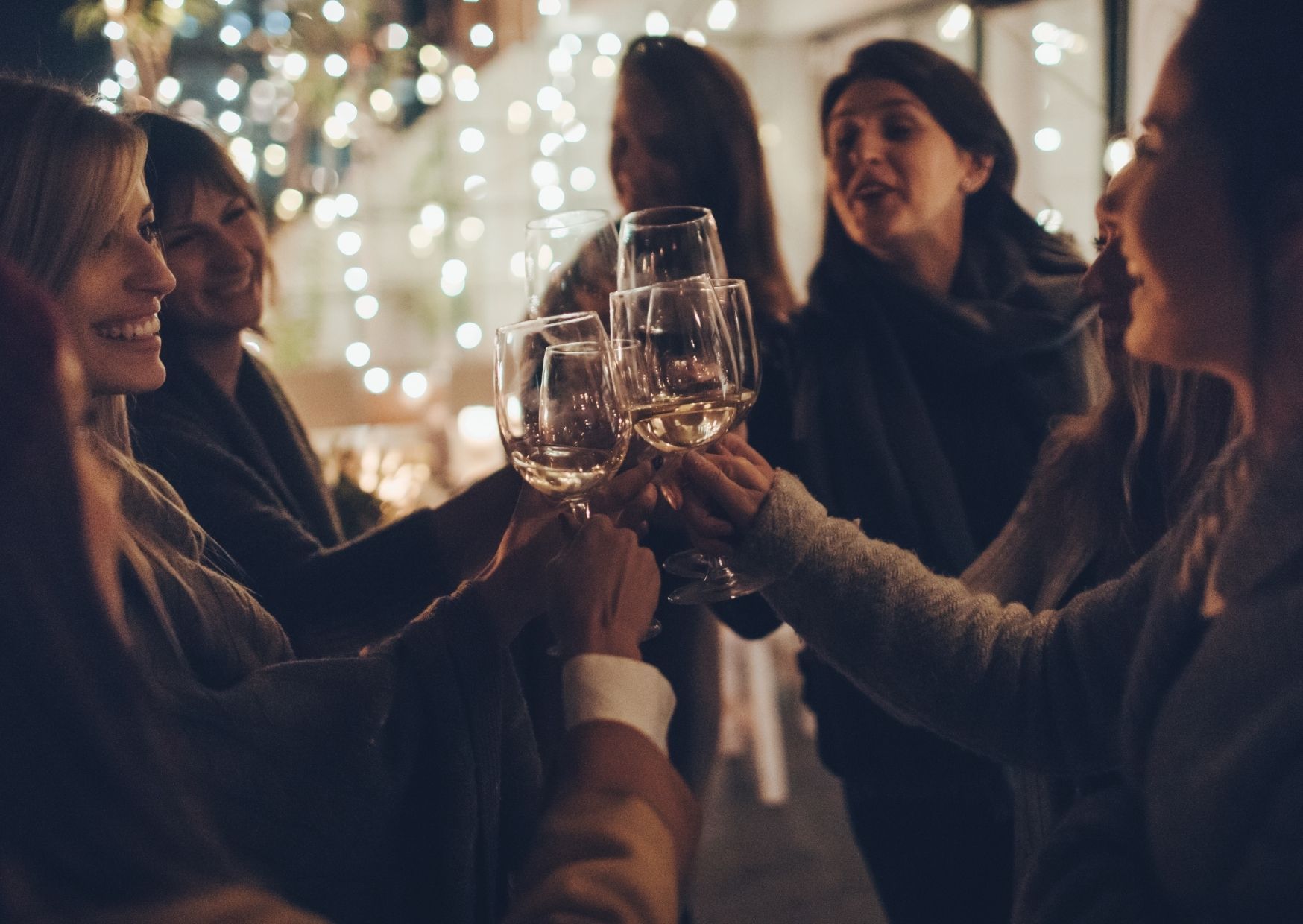 Frauen stoßen auf den Abend an