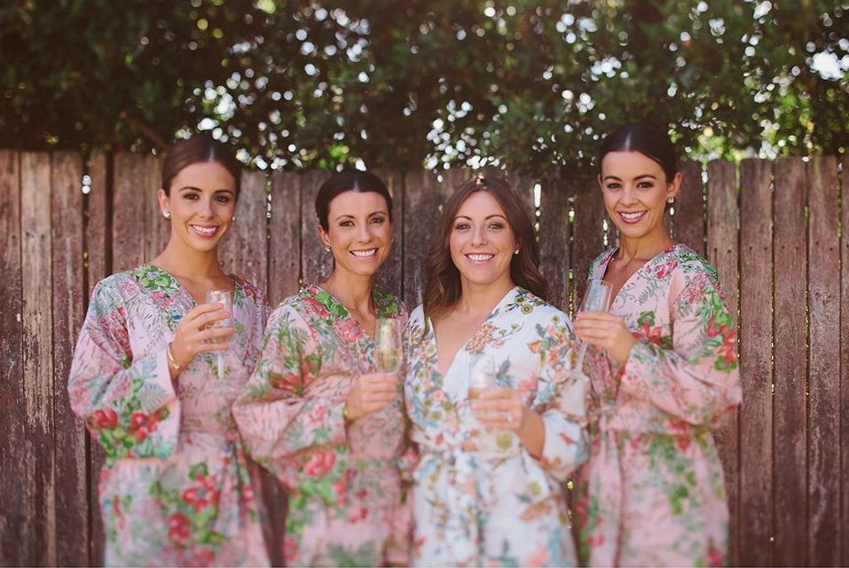 Getting Ready: Gemeinsam stylen sich Braut, Trauzeugin und Brautjungfern für die Hochzeit