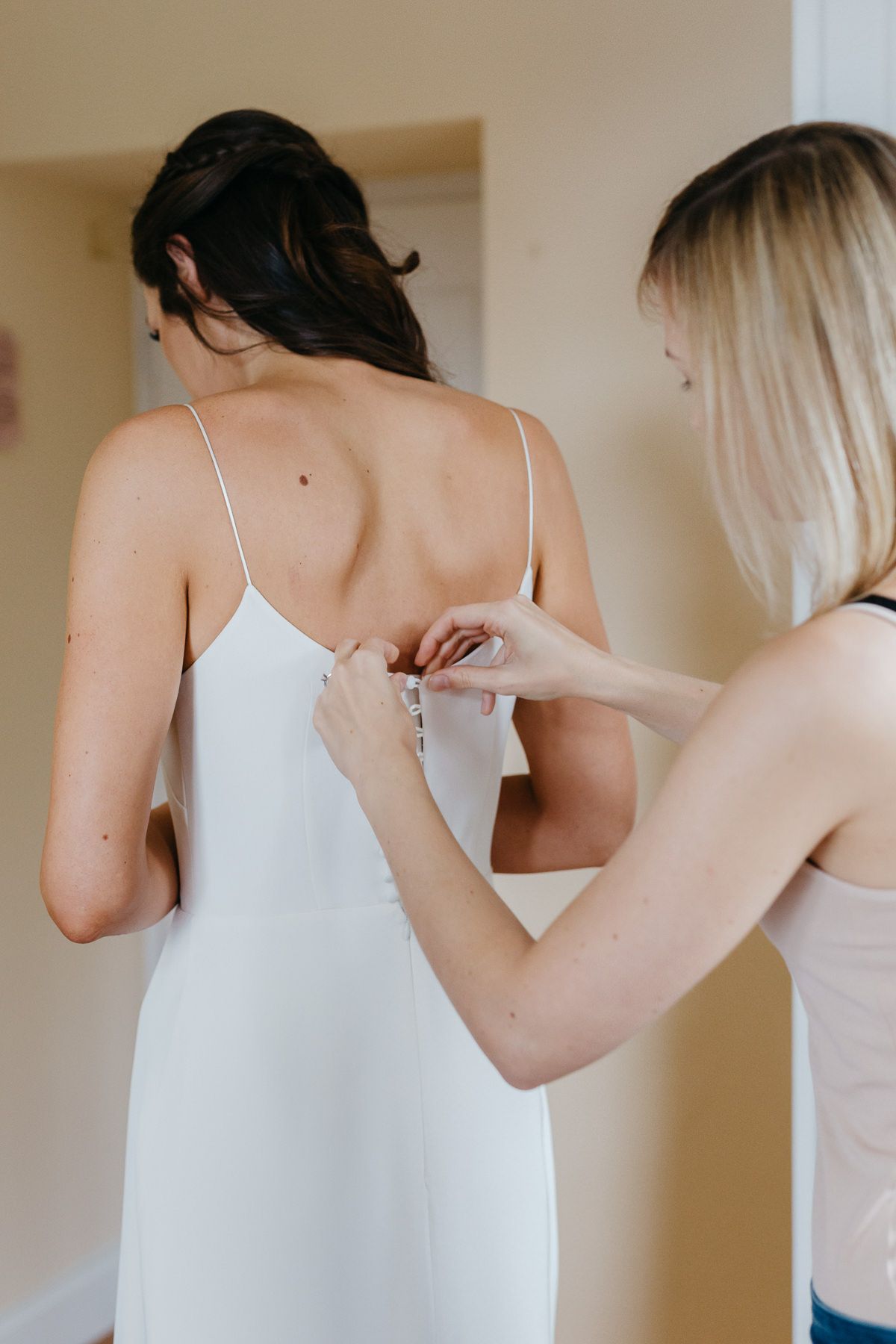 Getting Ready: Gemeinsam stylen sich Braut, Trauzeugin und Brautjungfern für die Hochzeit