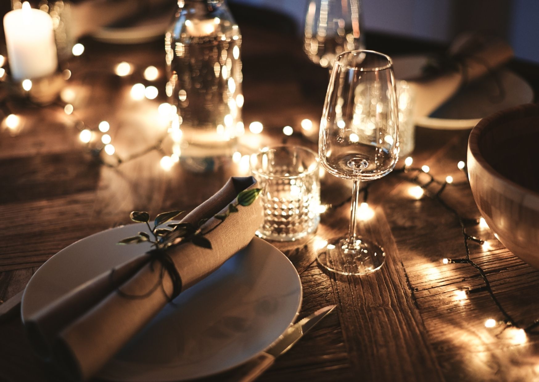 Schickes Dinner: Gedeckter Tisch und hĂŒbscher Deko