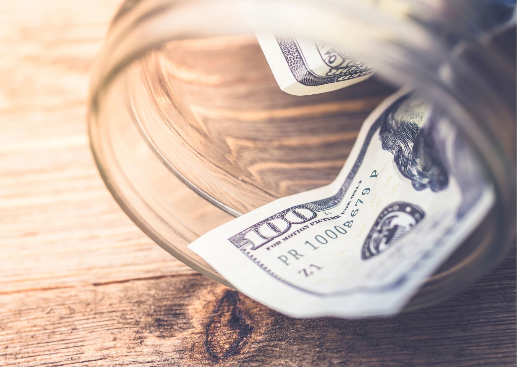 100 Dollar - Geld - Schein in einem Glas